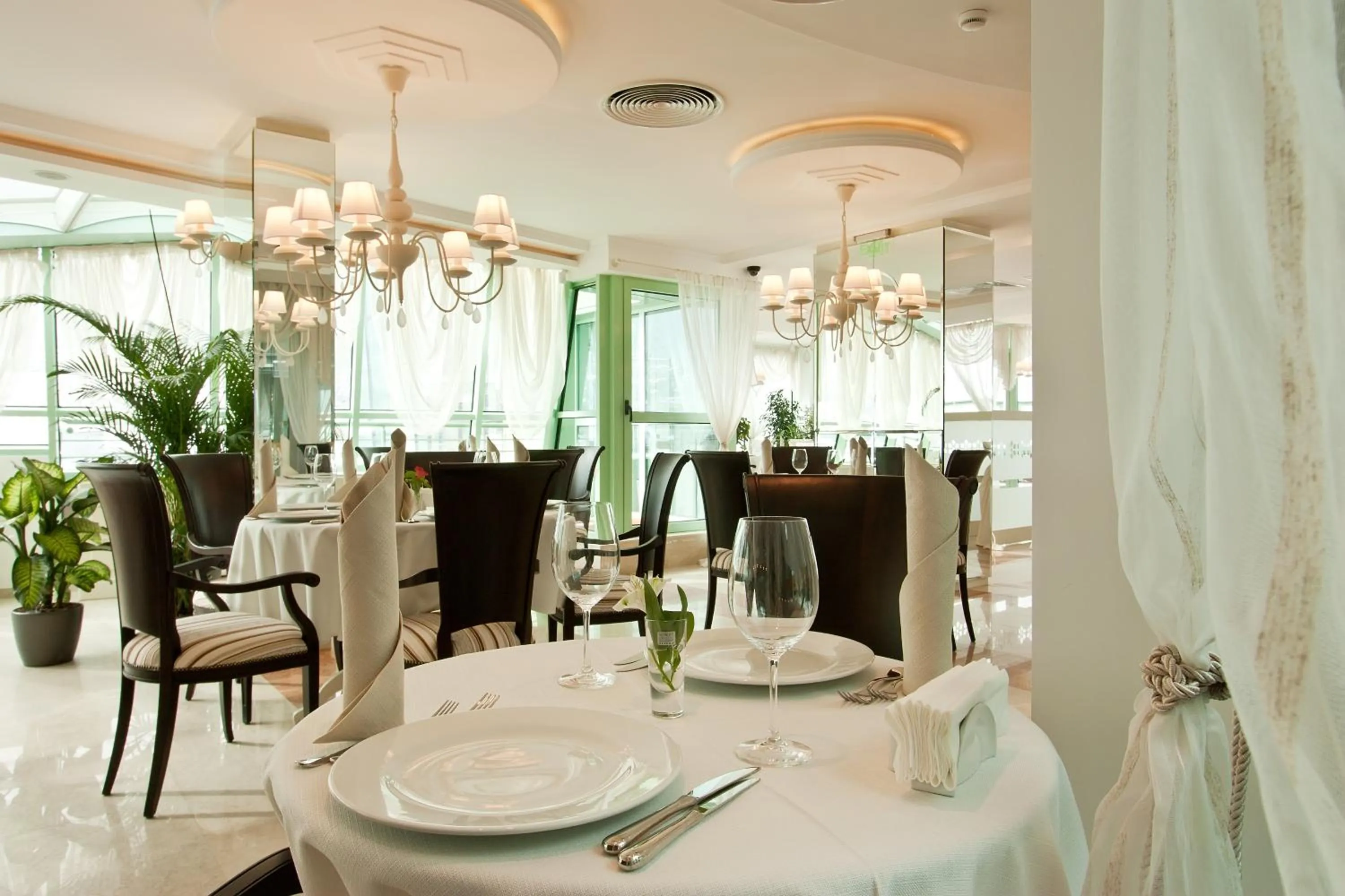 Restaurant/places to eat in Earth & People Hotel & SPA - Free Parking & Swimming Pool