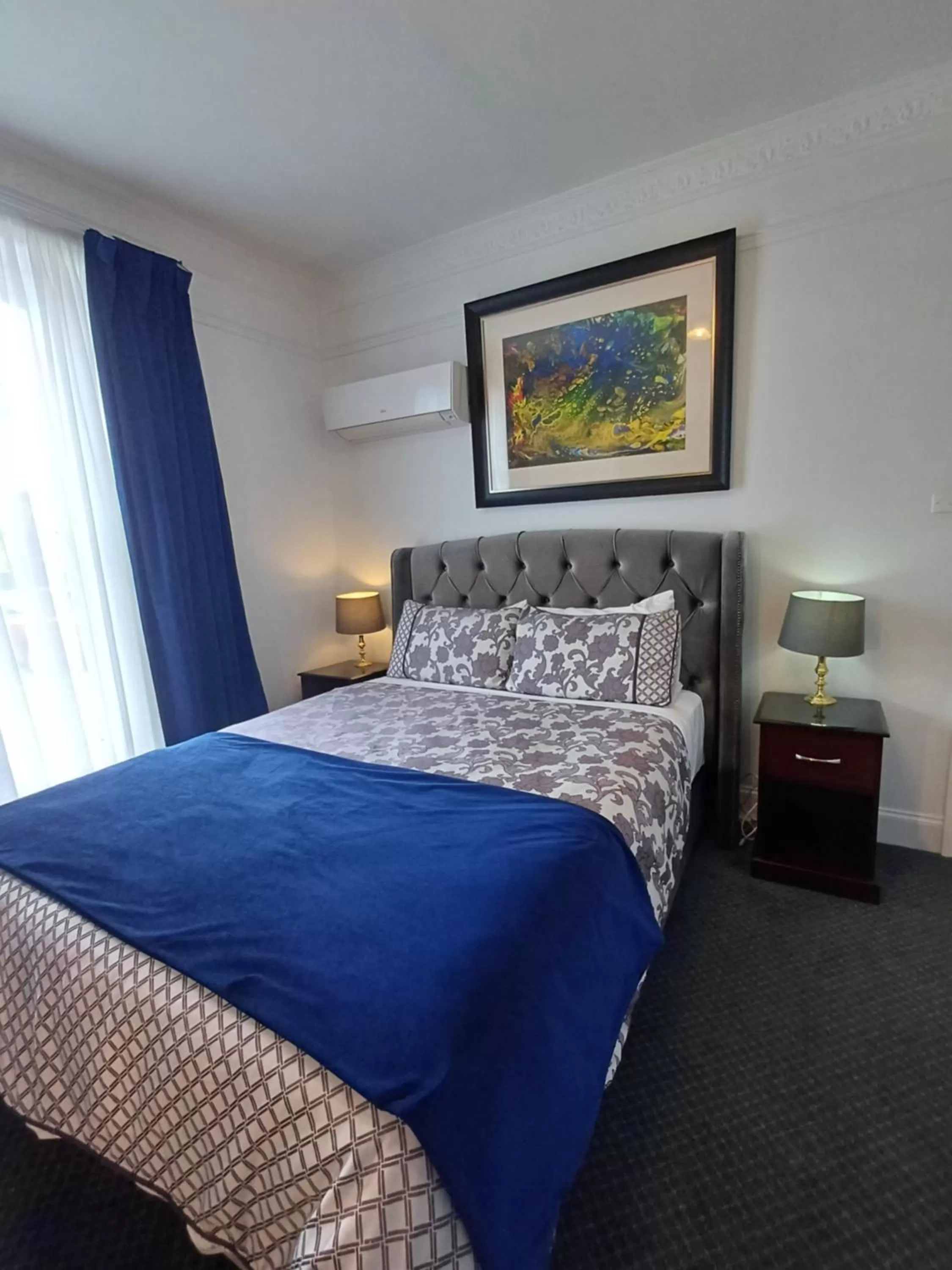 Bed in Art Hotel on York