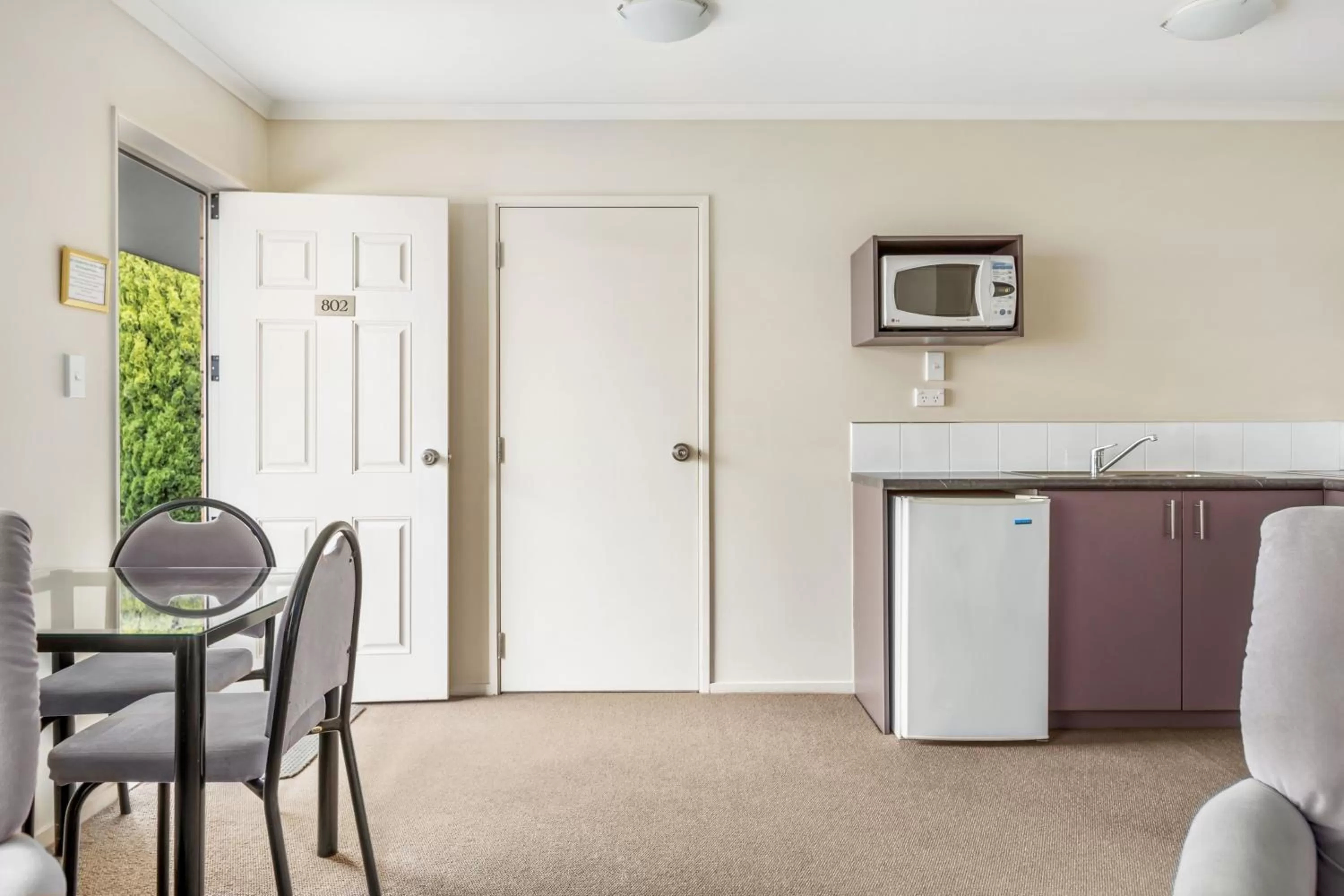 Kitchen or kitchenette in BK's Chardonnay Motor Lodge