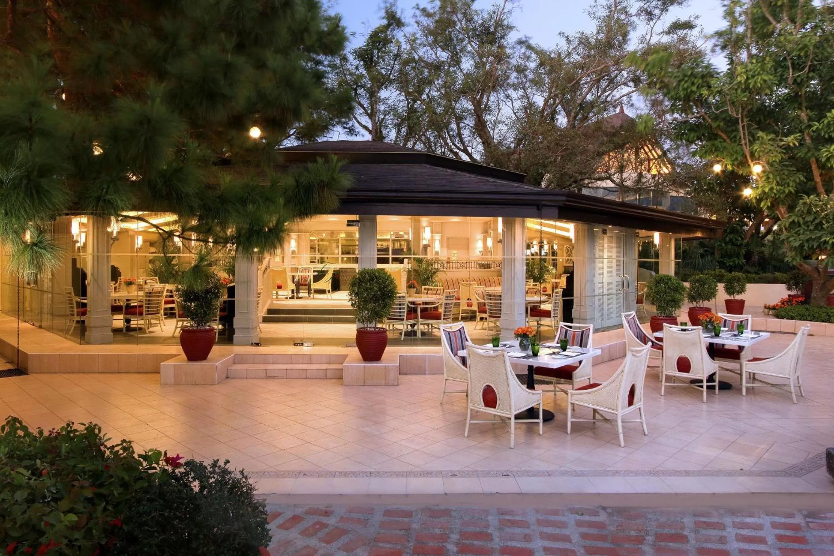 Restaurant/places to eat in Taal Vista Hotel