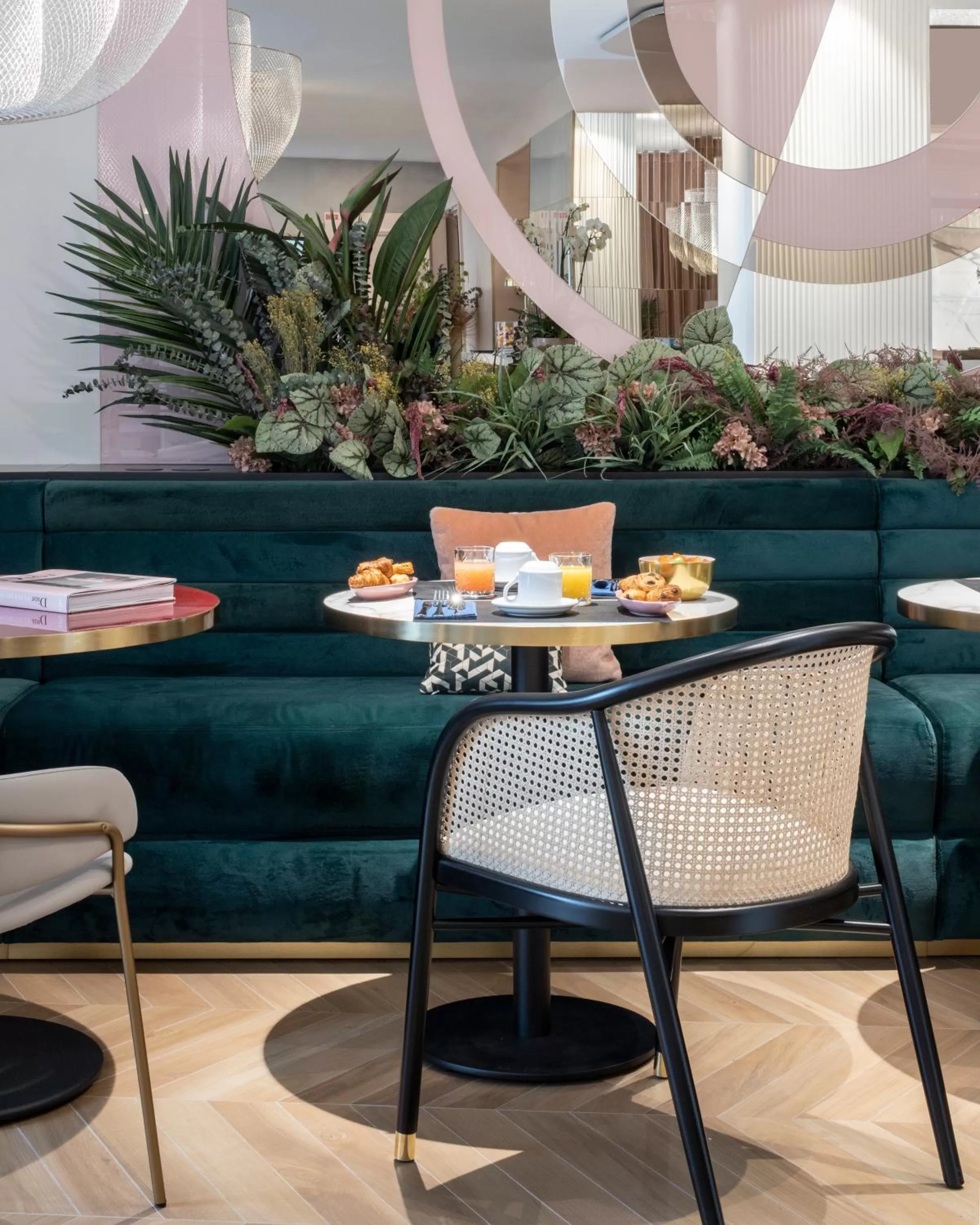 Food and drinks in Hôtel Parisianer