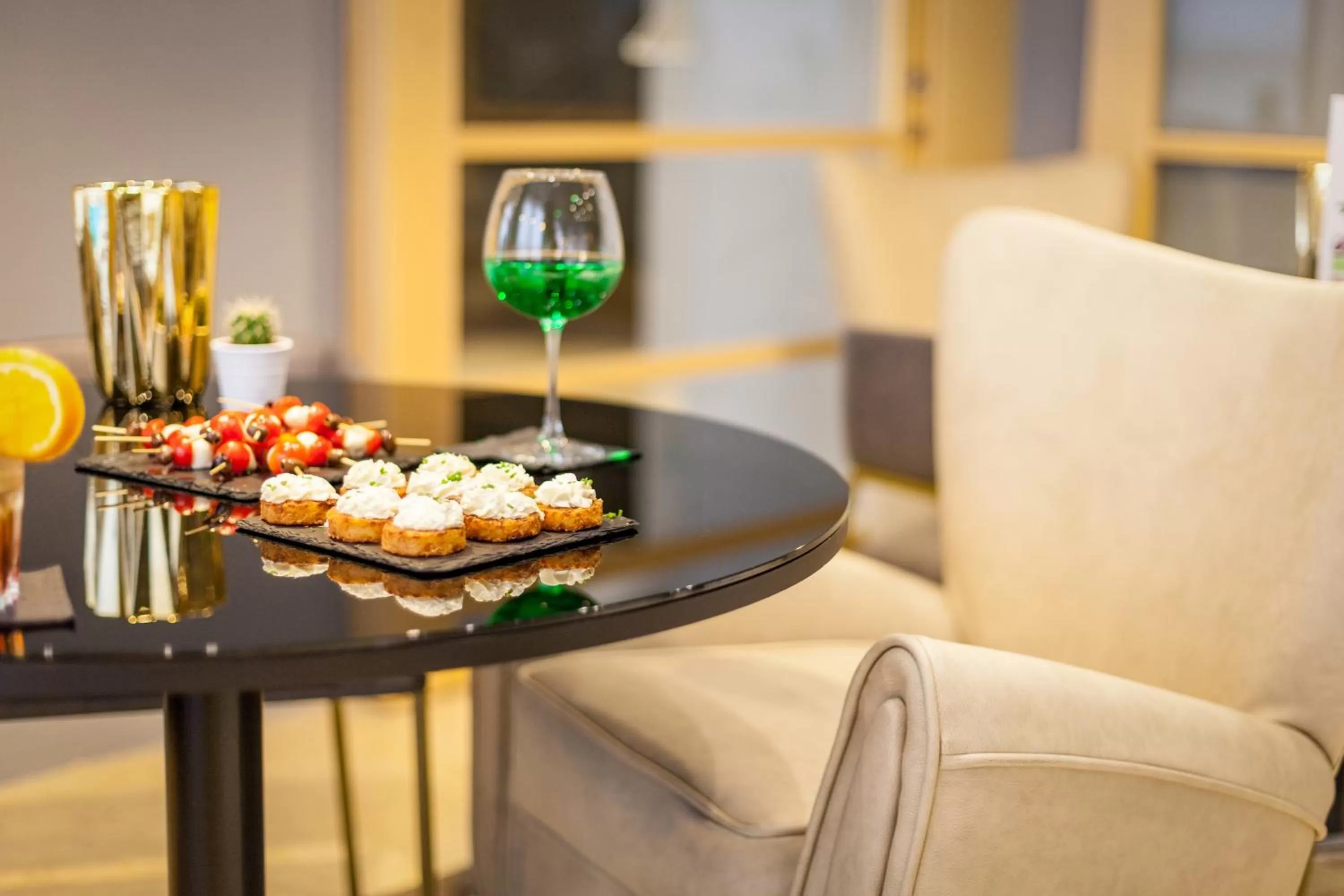 Lounge or bar in Holiday Inn Milan Garibaldi Station by IHG