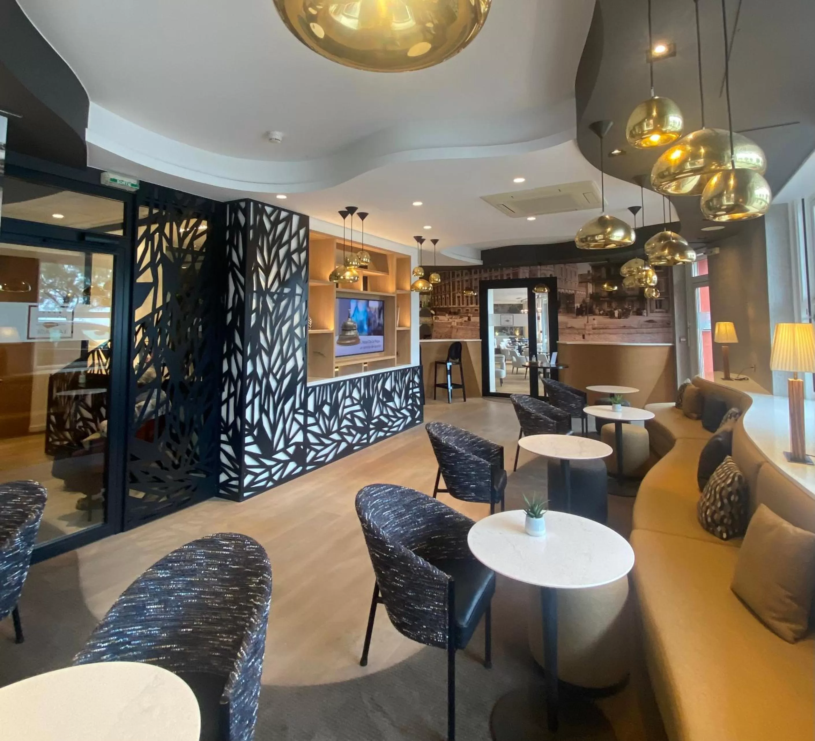 Communal lounge/ TV room, Lounge/Bar in Hôtel de la Plage - Saint Jean de Luz