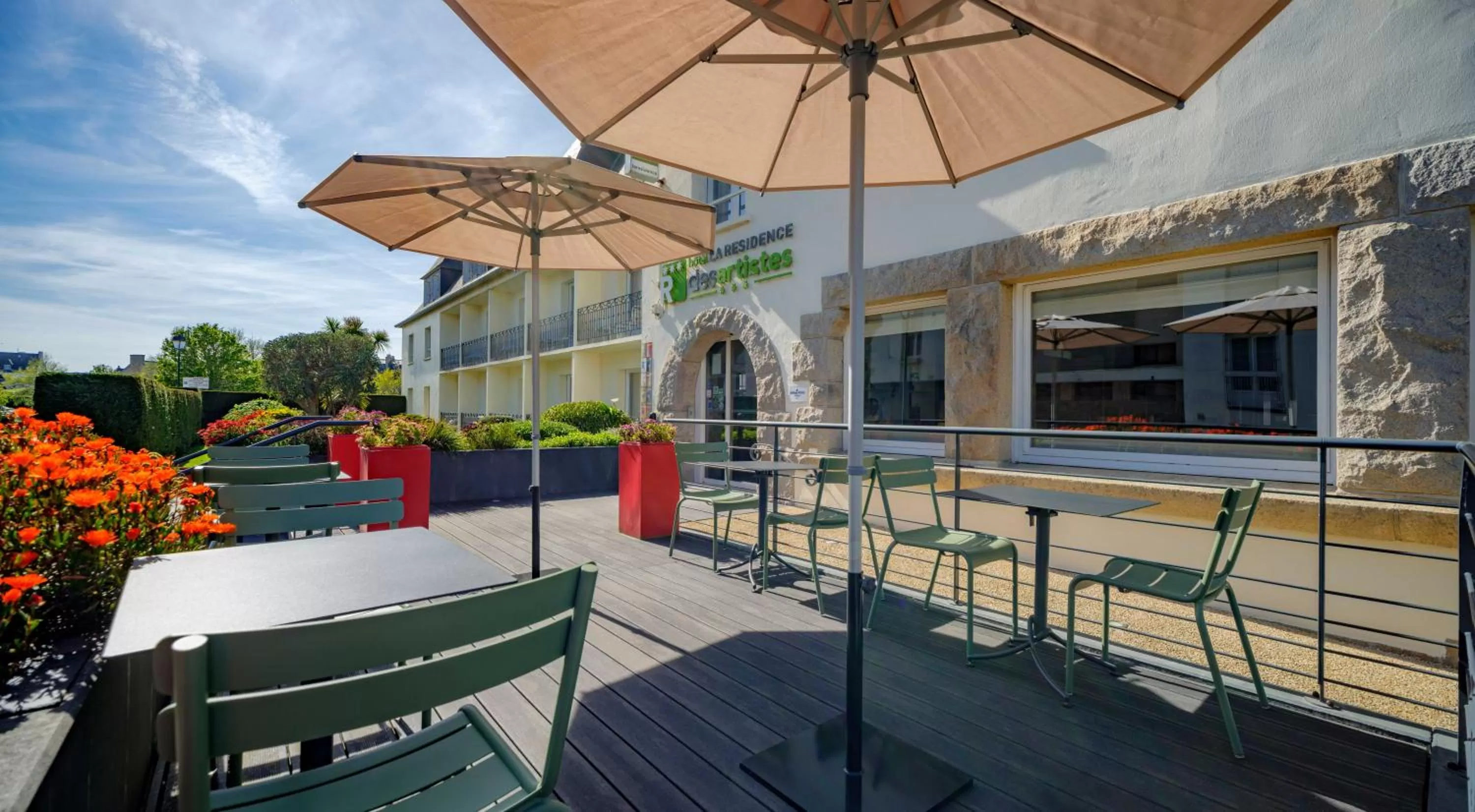 Property building in Hôtel La Résidence des Artistes