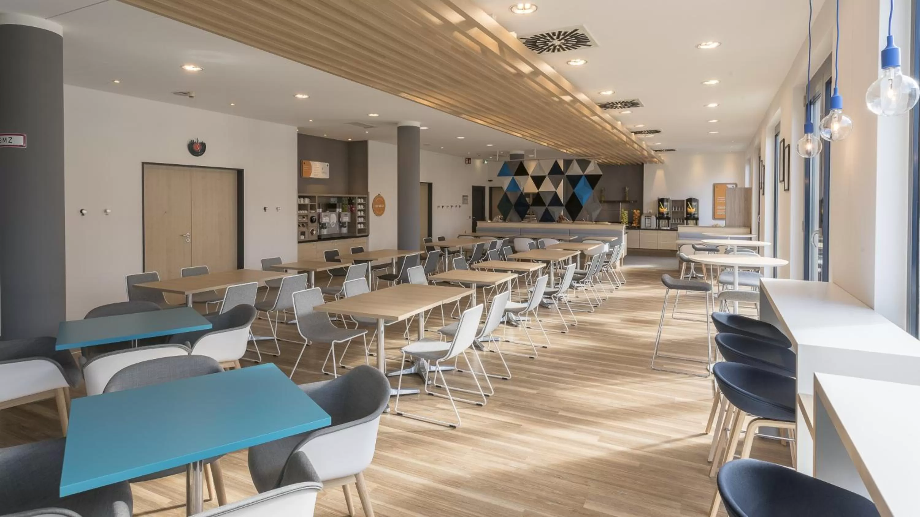 Restaurant/places to eat in Holiday Inn Express München Messe by IHG