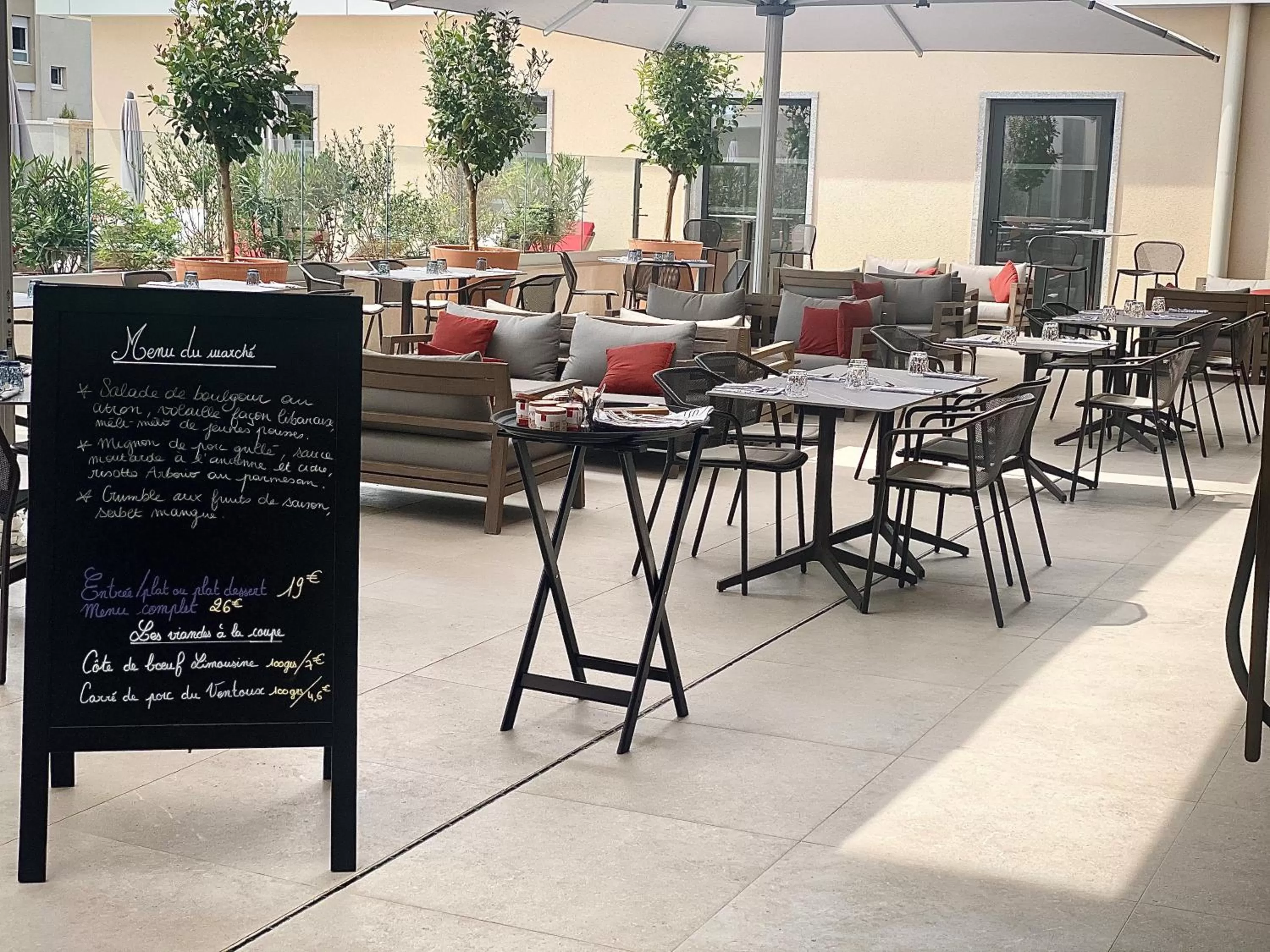 Restaurant/places to eat in Mercure Avignon Gare TGV