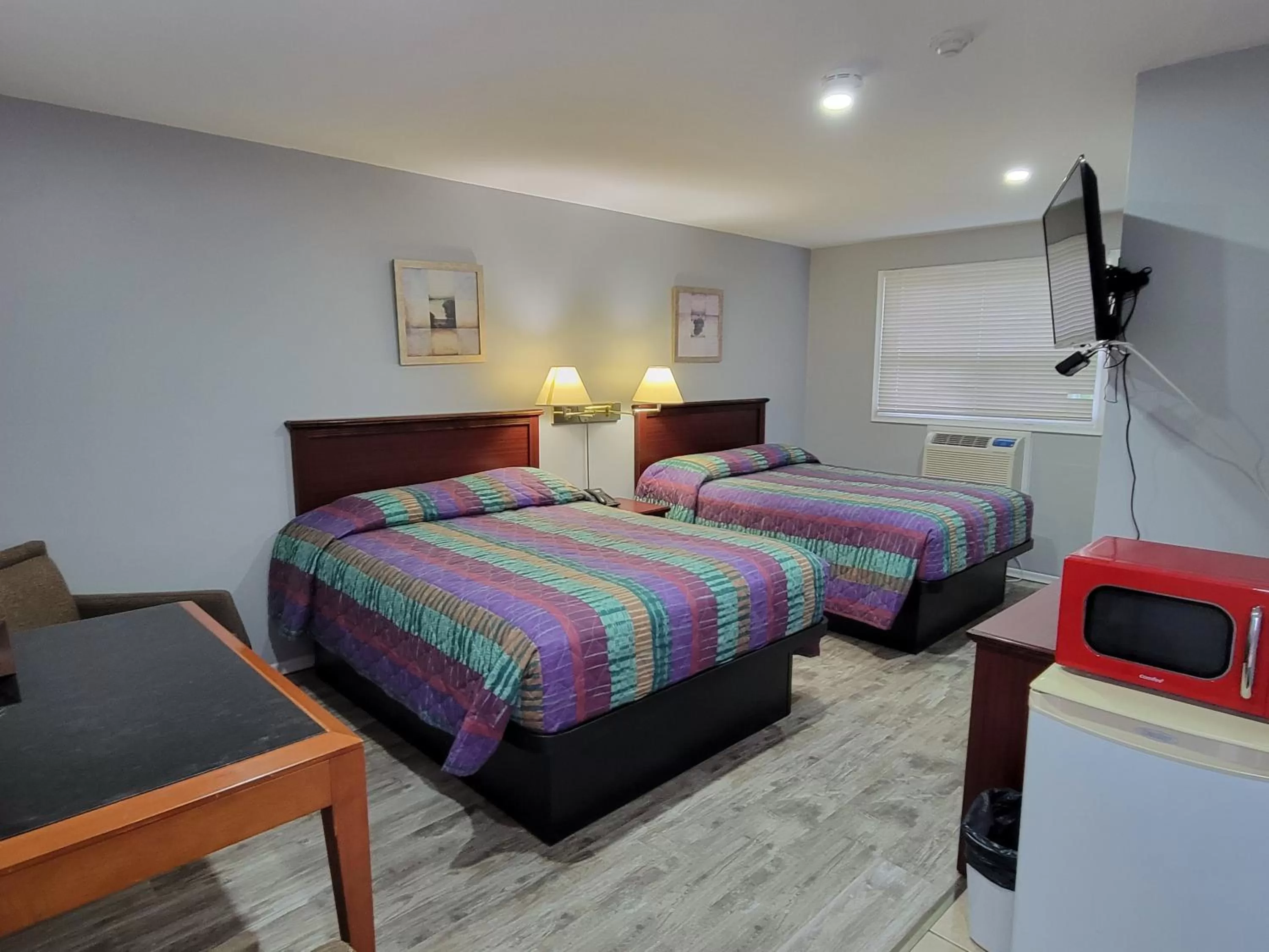 Photo of the whole room, Bed in Knights Inn Cobourg