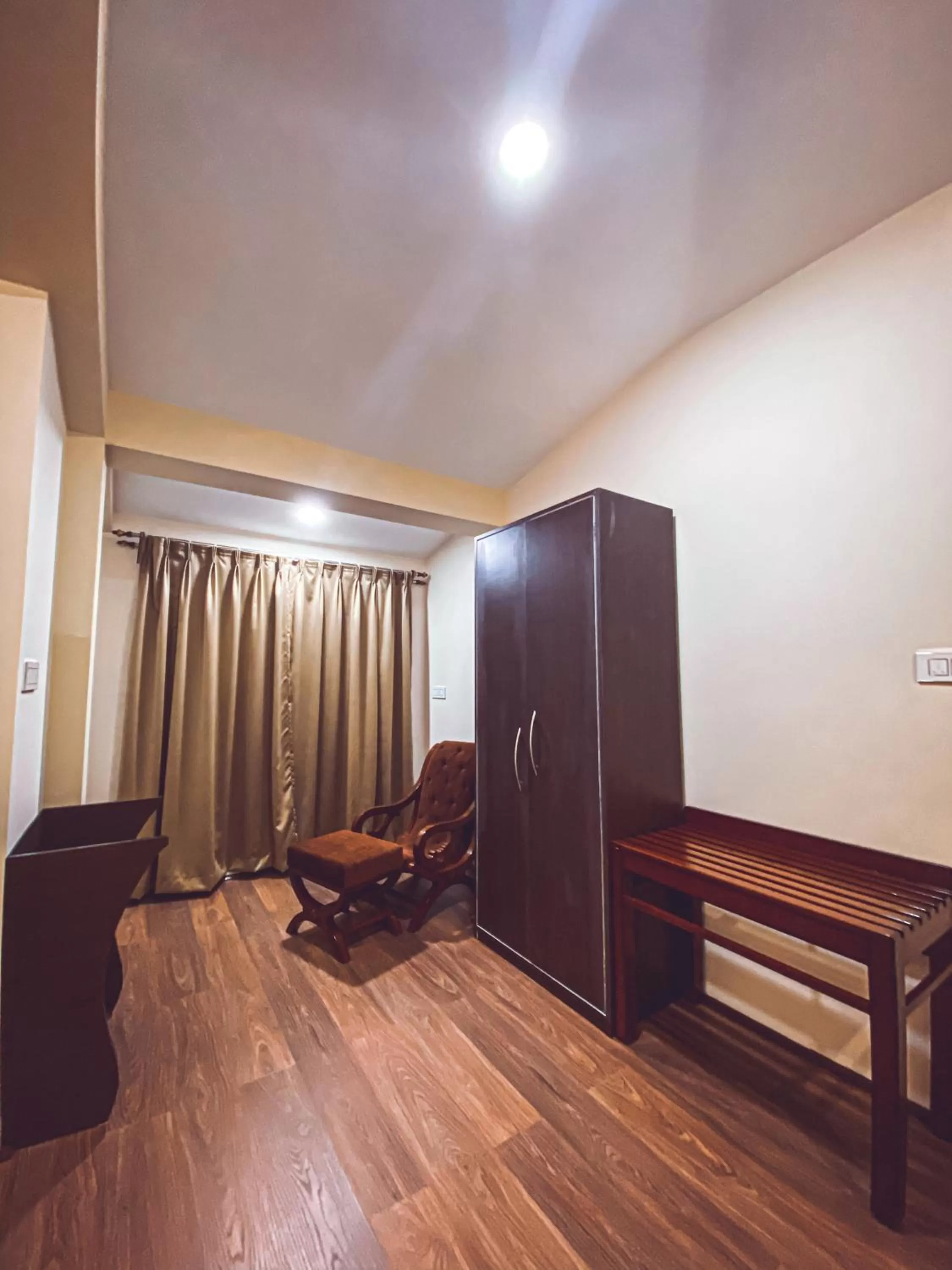 Seating area, TV/Entertainment Center in Windermere Inn