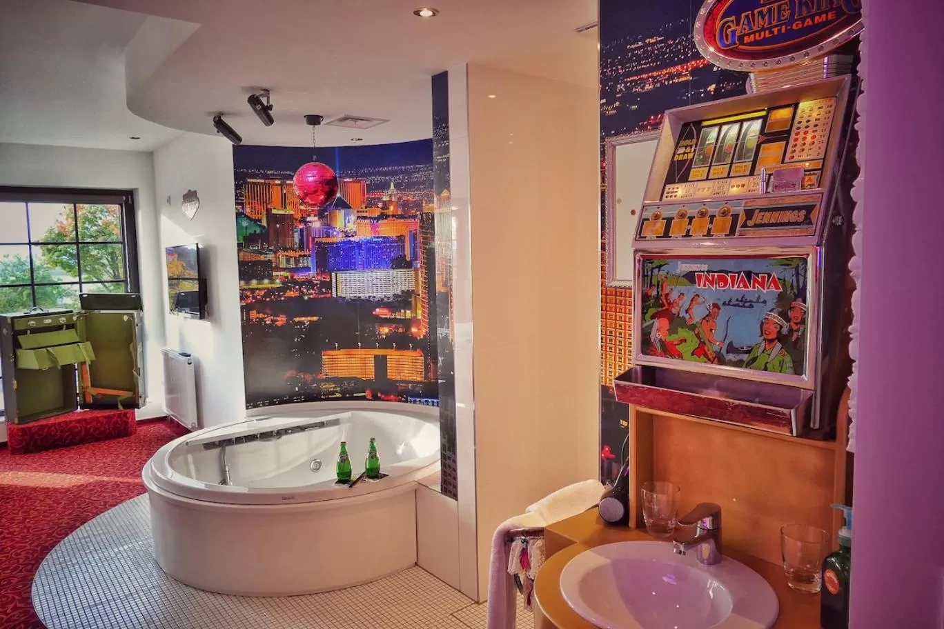 Hot Tub in Road Stop Mettmann