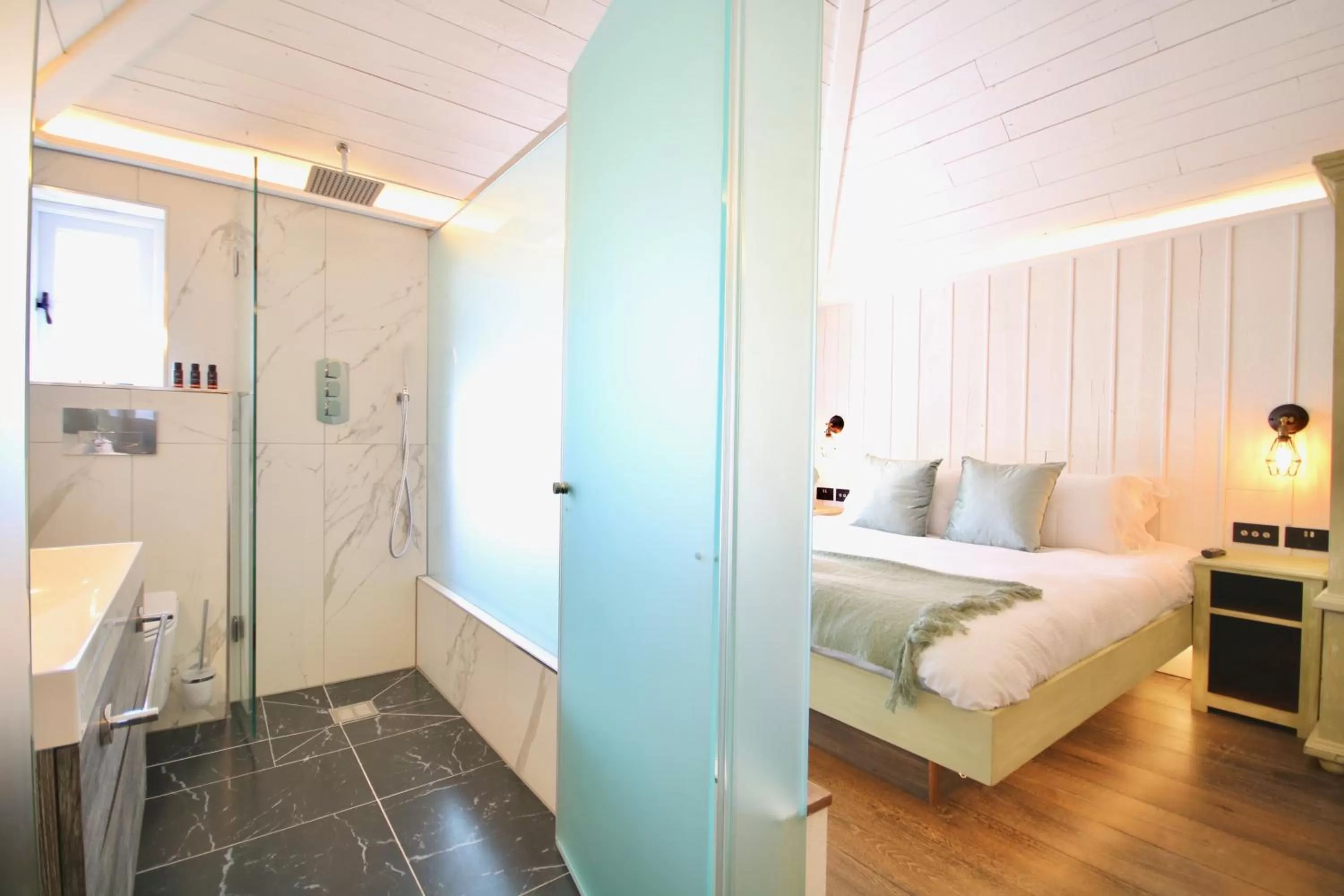 Bathroom, Bed in Becketts Townhouse