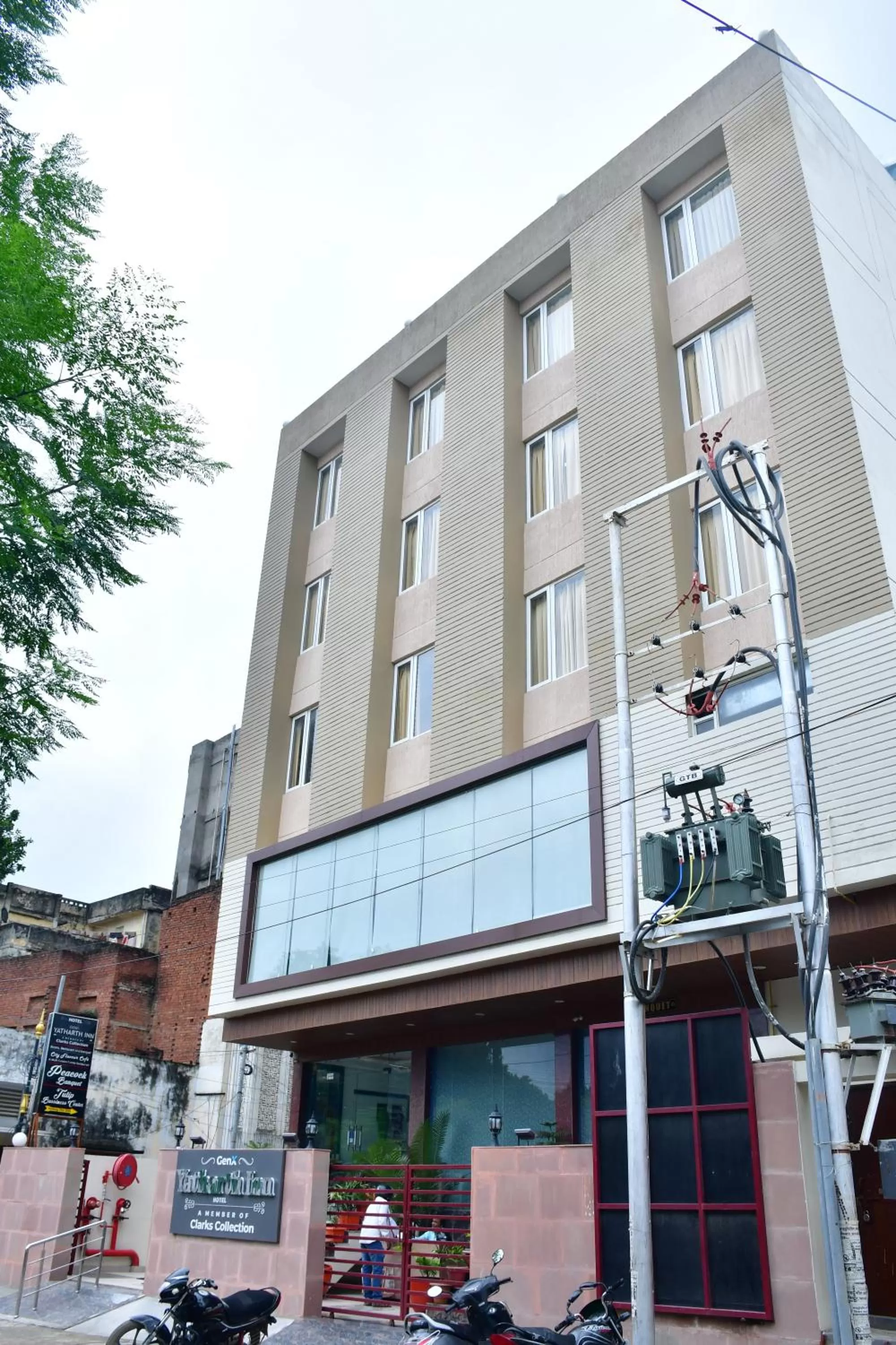 Facade/entrance in Hotel Yatharth Inn