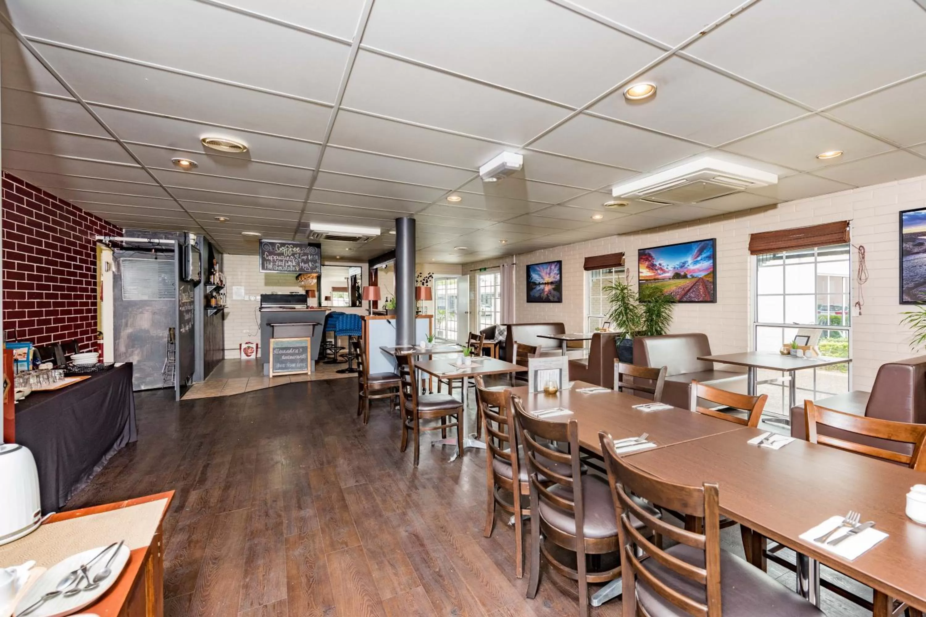 Restaurant/places to eat in Takalvan Motel