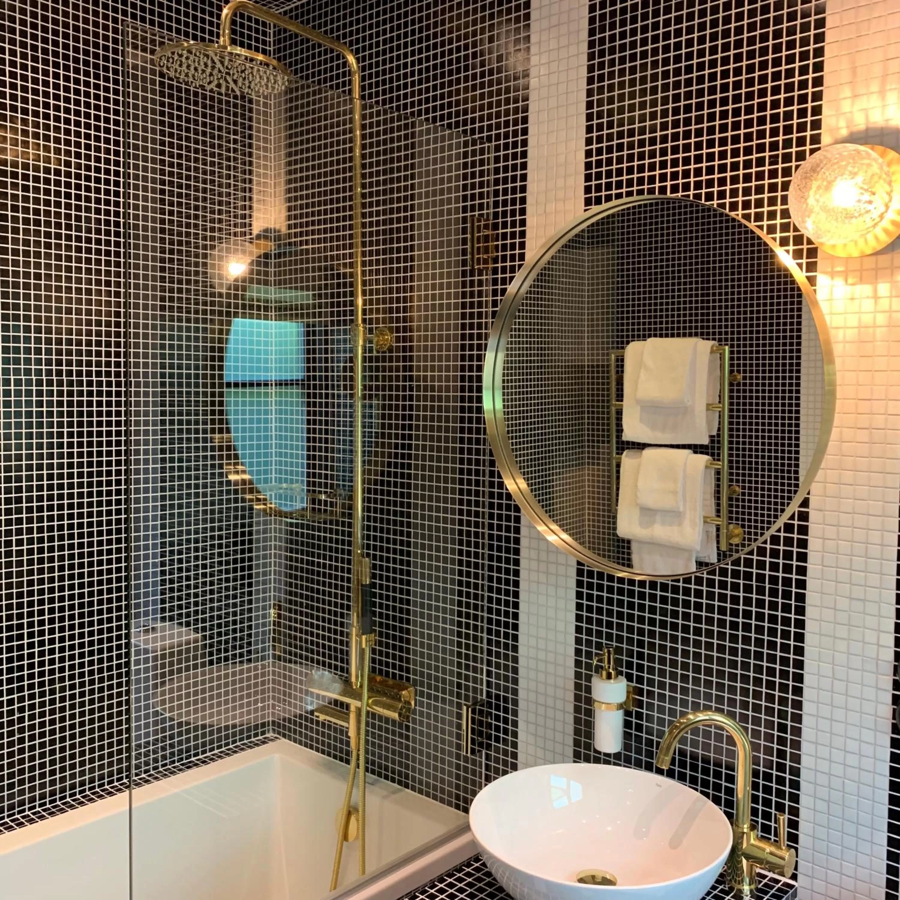 Shower in Hesselby Slott