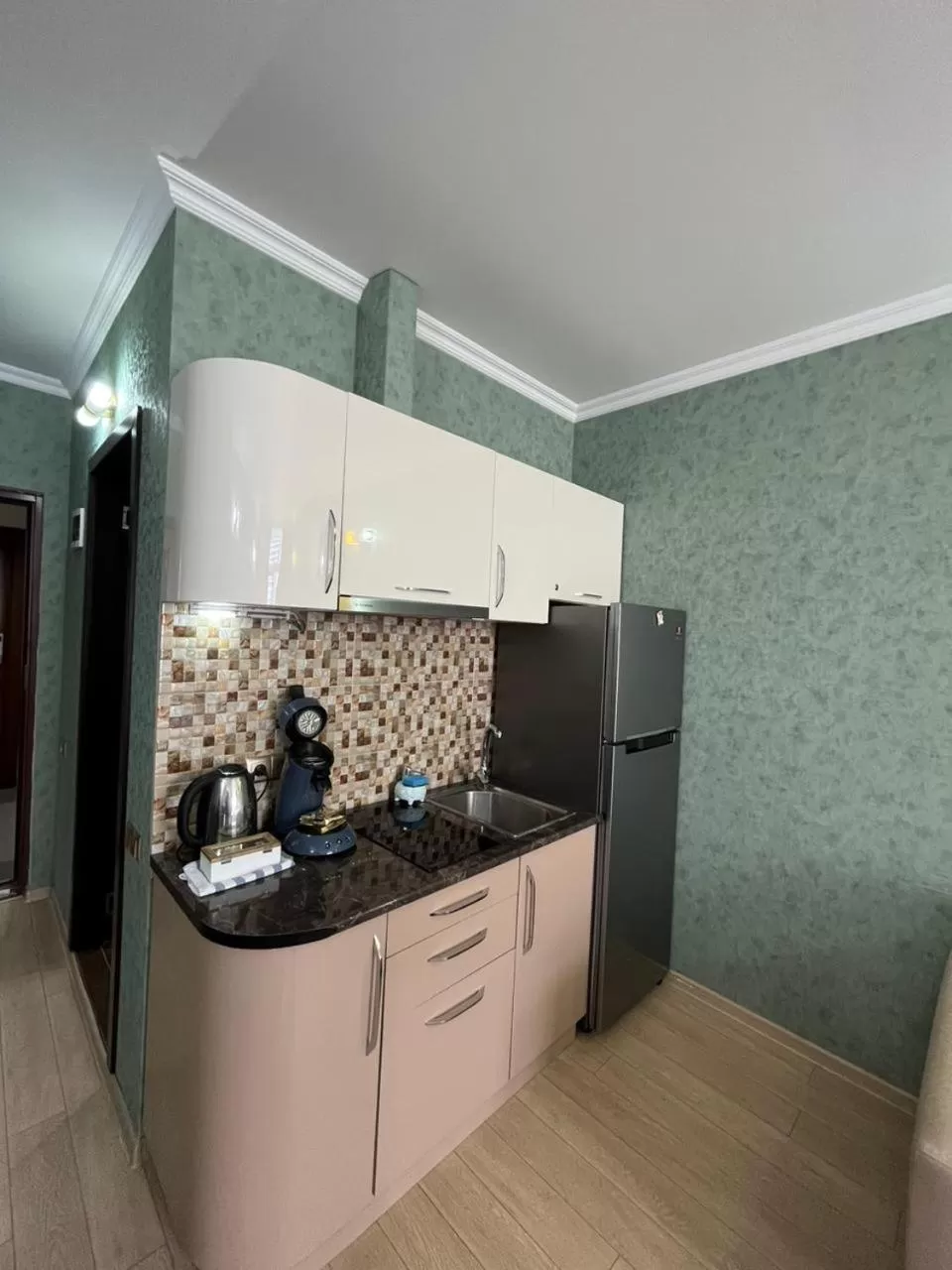 Coffee/tea facilities, Kitchen/Kitchenette in Aparthotel Holiday Lux Batumi