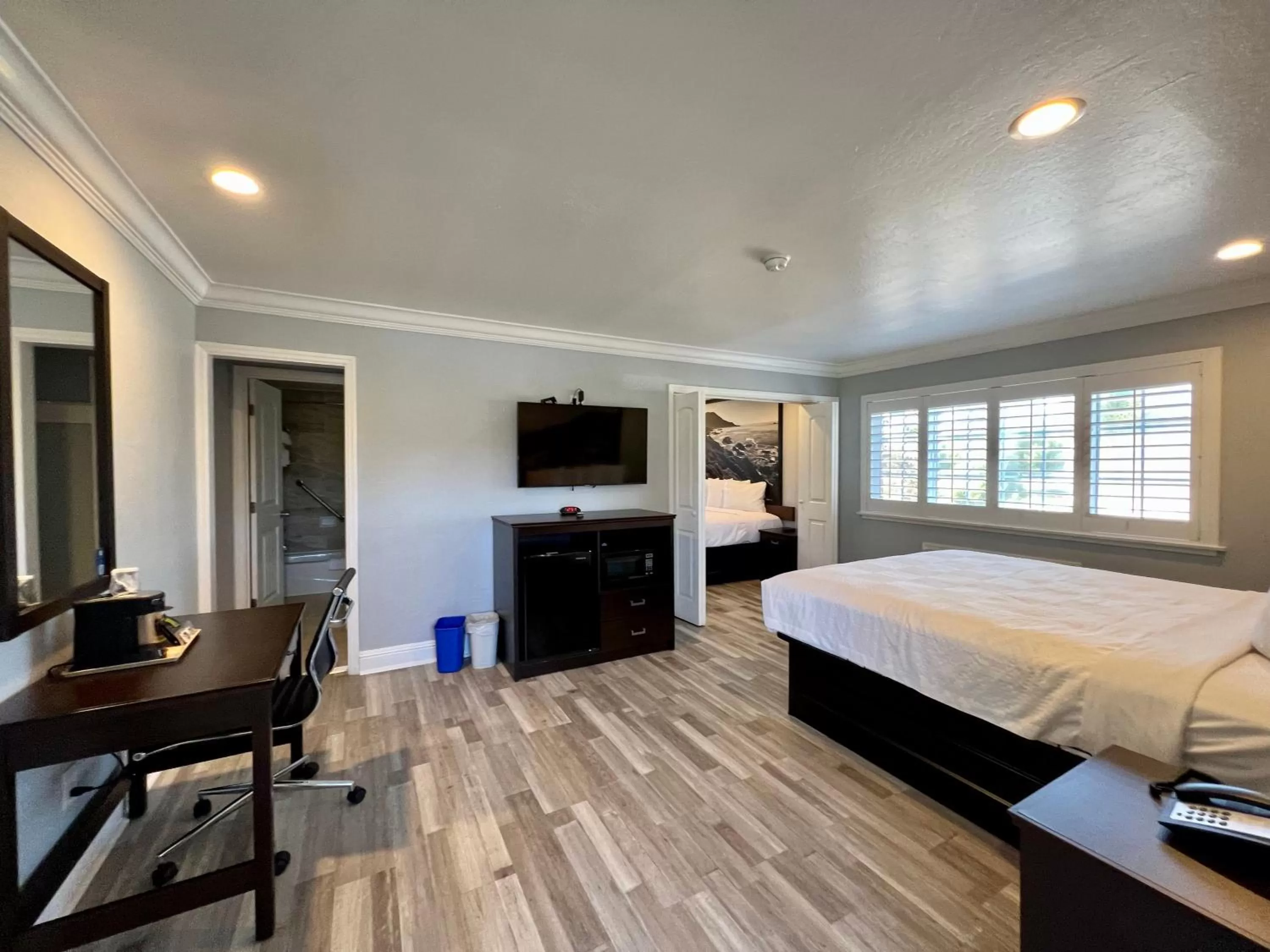 Photo of the whole room, Bed in Aura Inn Monterey