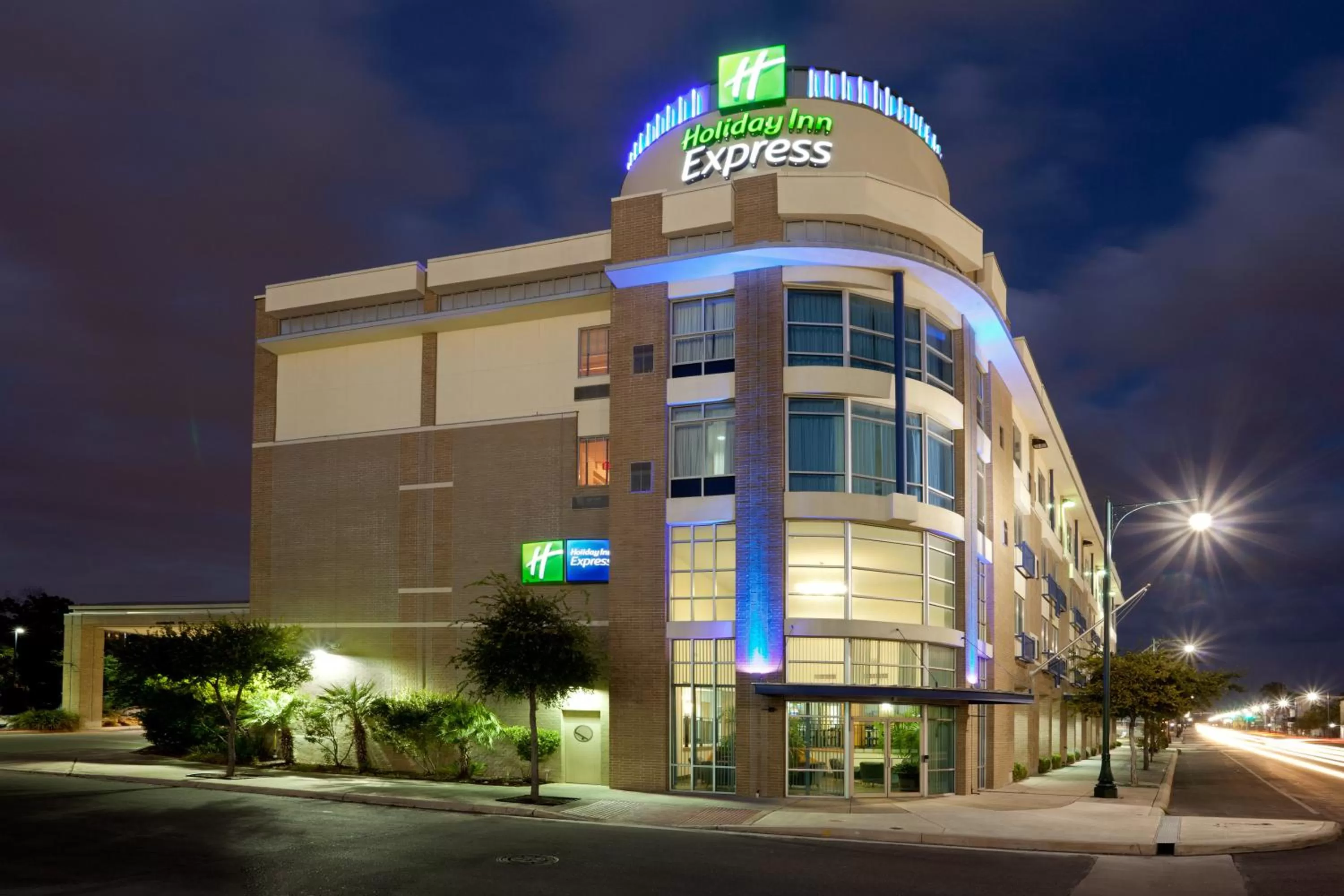 Property building in Holiday Inn Express Hotel & Suites San Antonio - Rivercenter Area by IHG