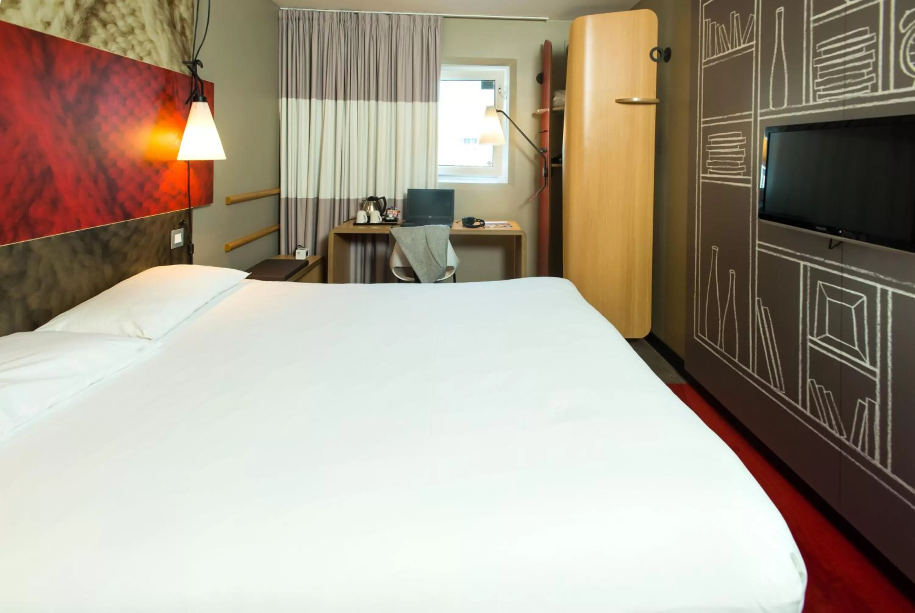 Photo of the whole room, Bed in Ibis Sheffield City