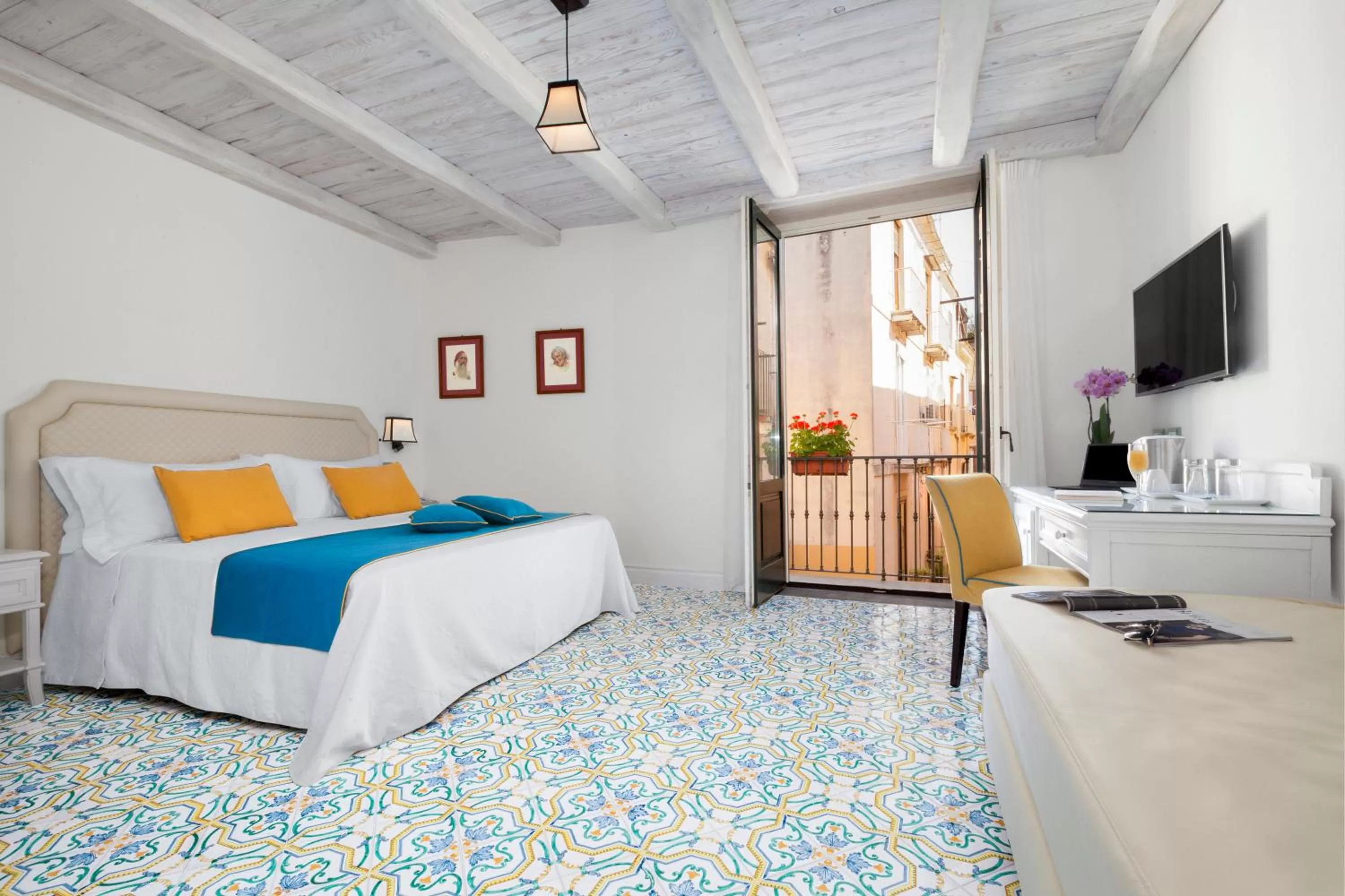 Balcony/Terrace, Bed in Palazzo delle Grazie