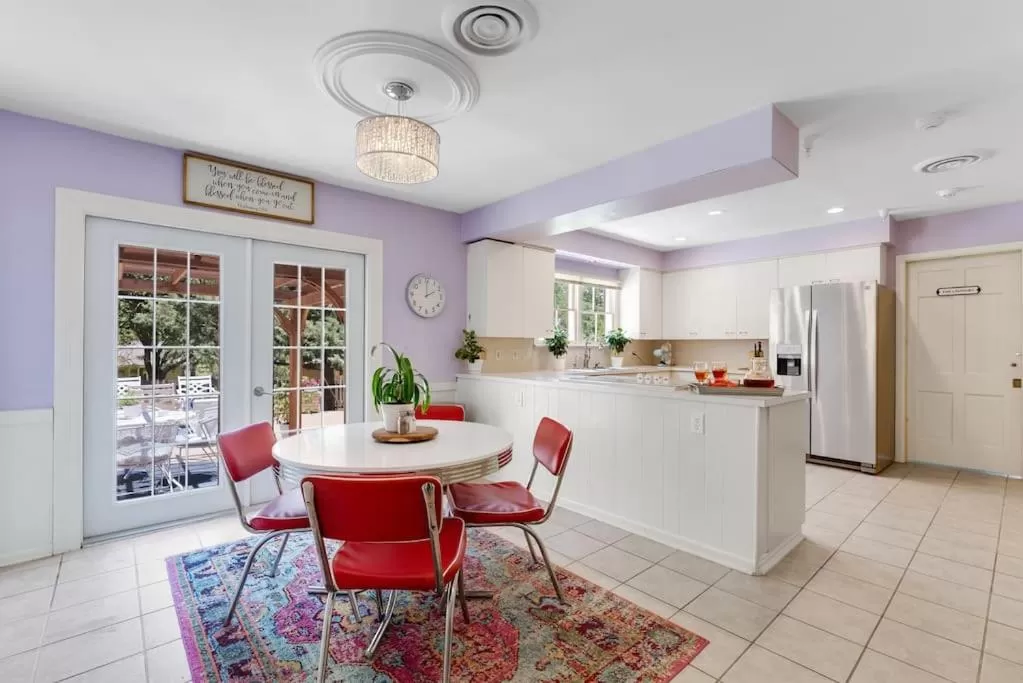 Kitchen/Kitchenette in Presidents House B & B
