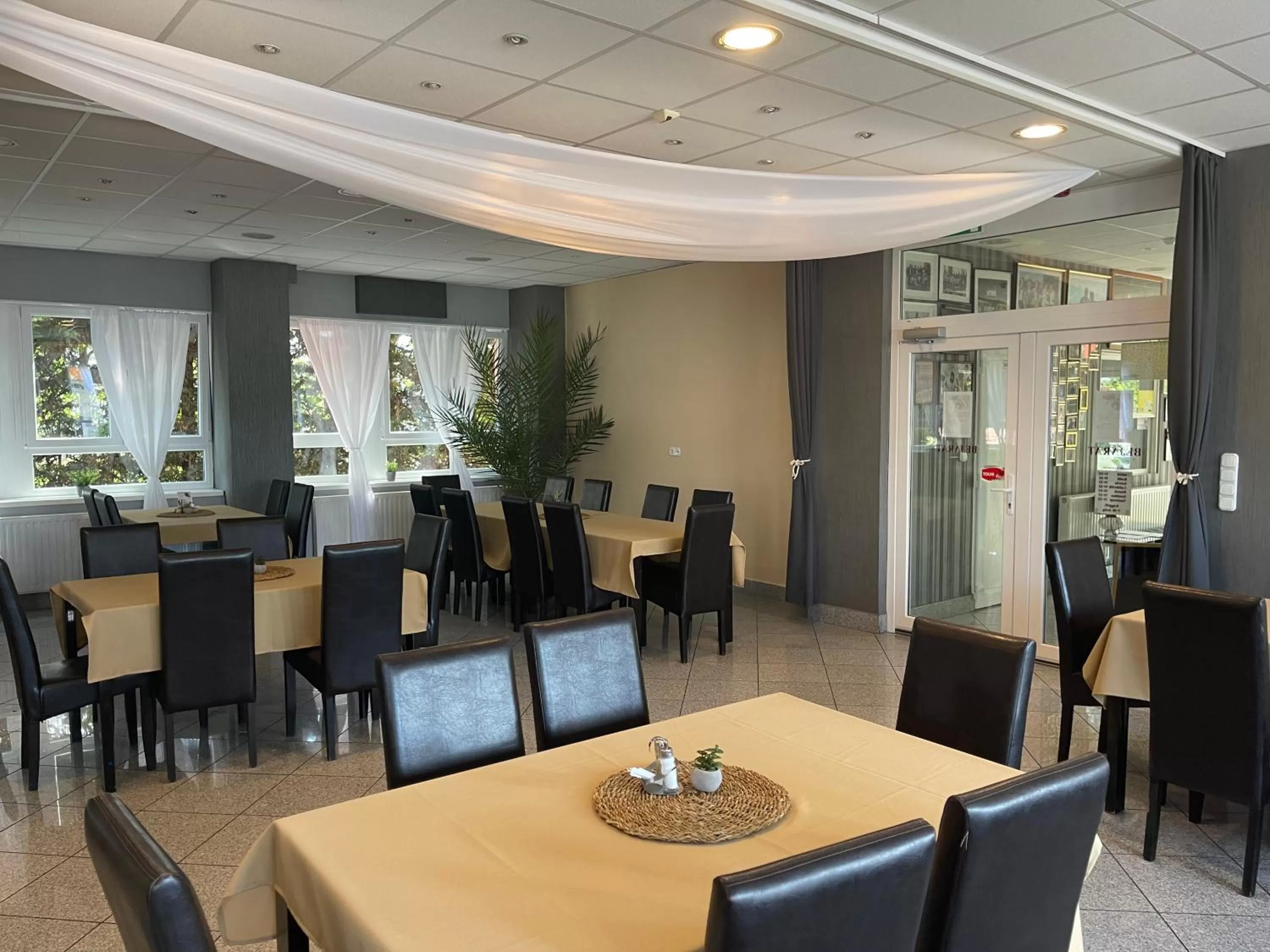 Restaurant/places to eat in Airport Szálló