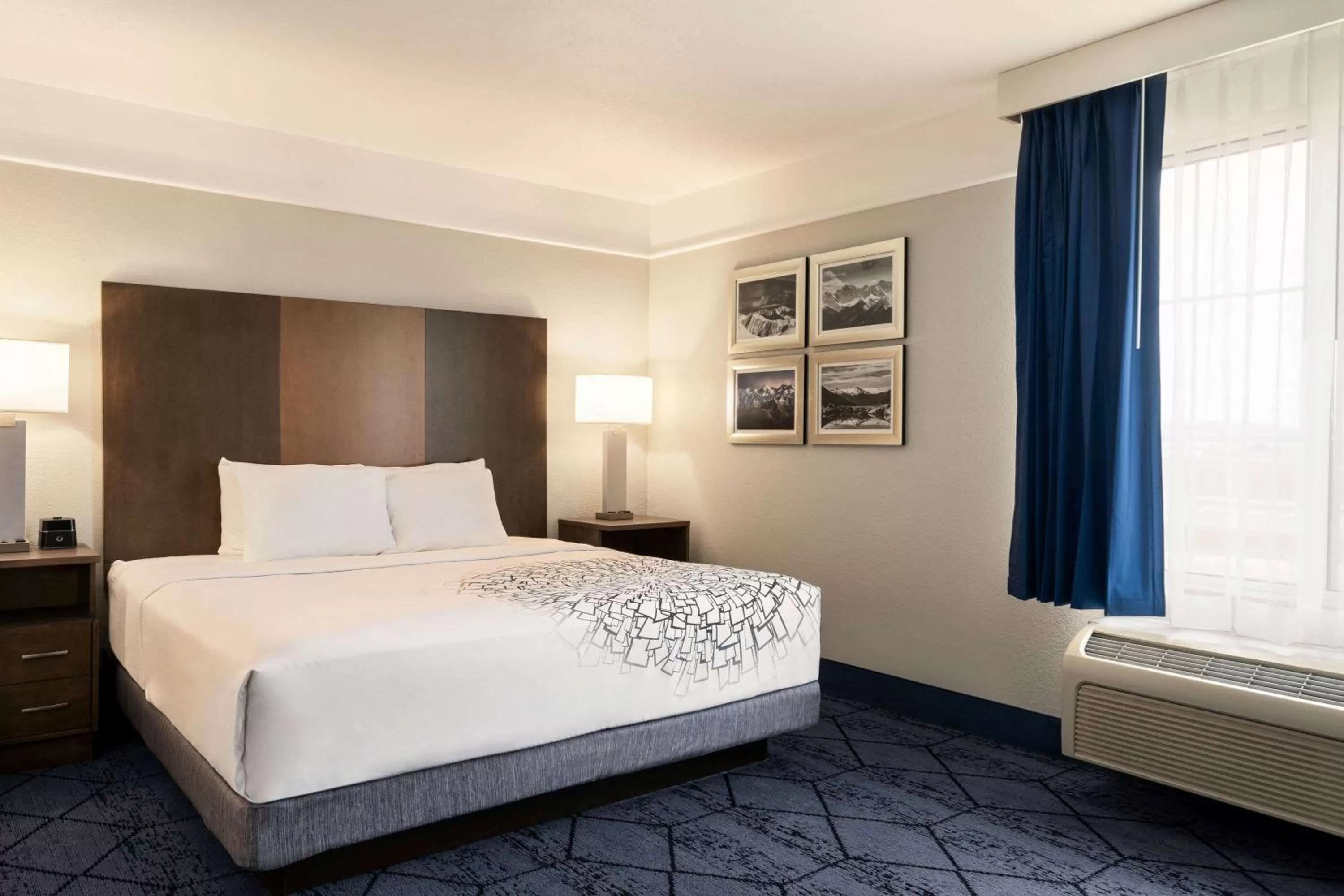 Photo of the whole room, Bed in La Quinta Inn and Suites by Wyndham at WaTiki Waterpark