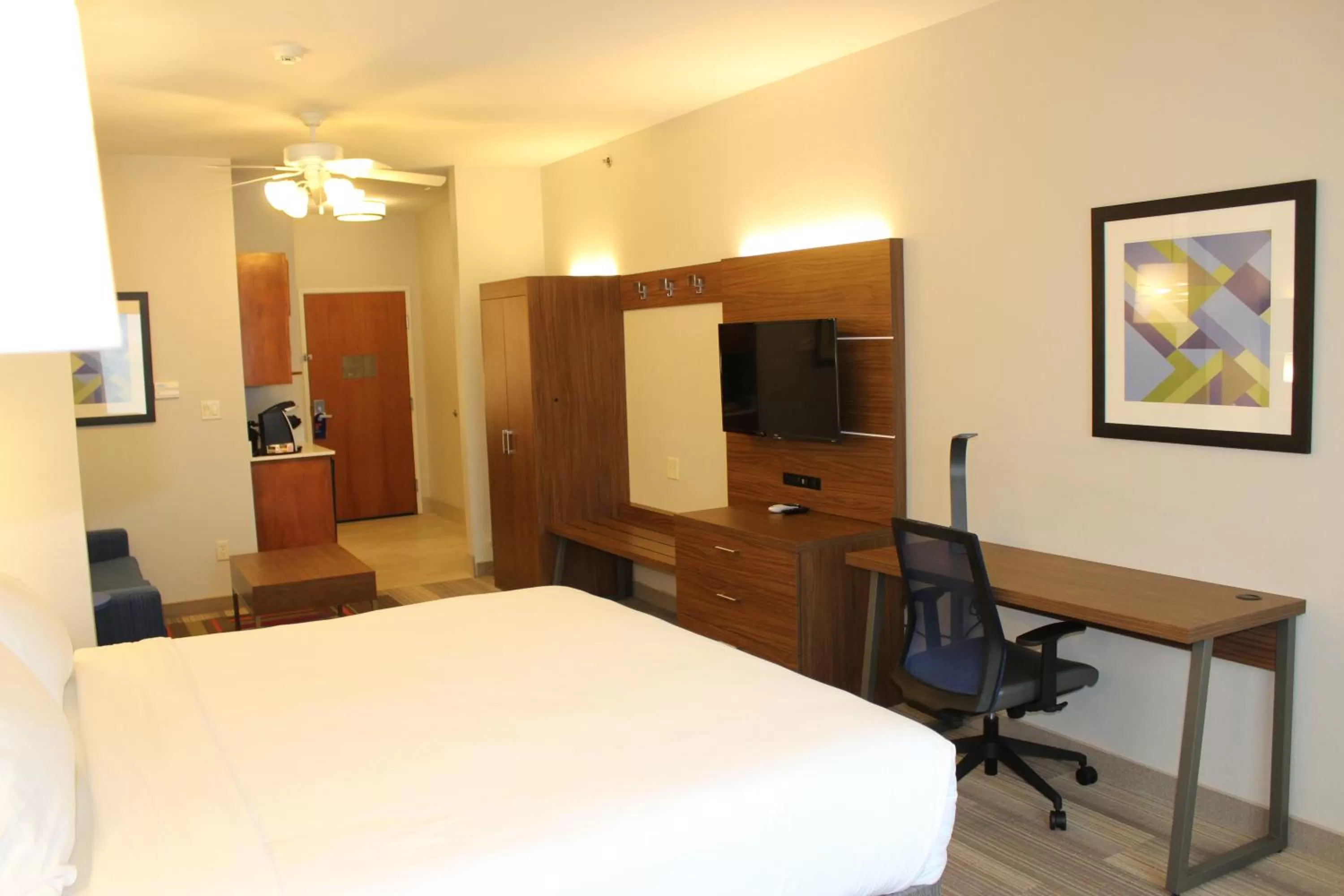 Bed in Holiday Inn Express Hotel & Suites Mansfield by IHG