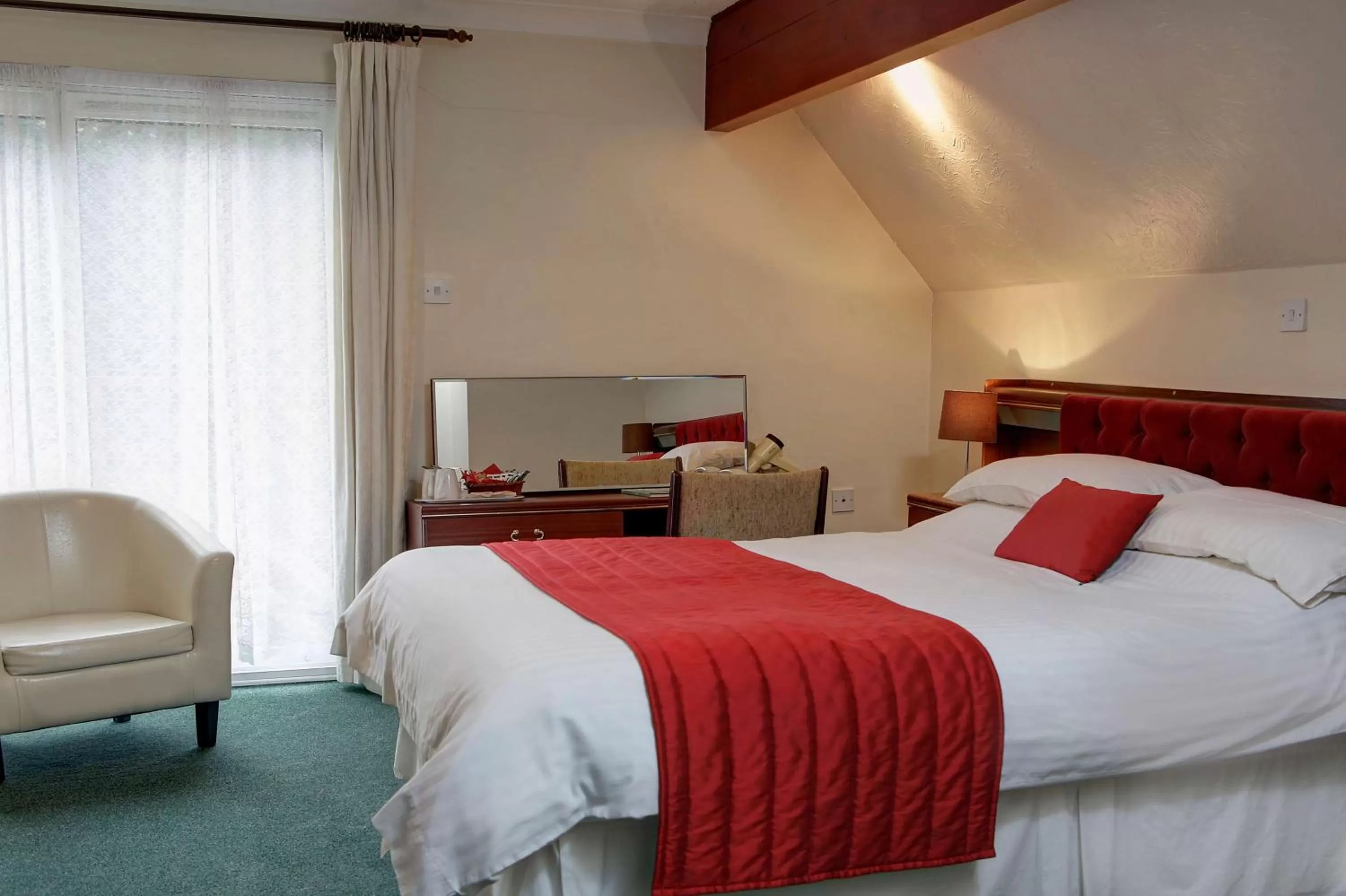 Photo of the whole room, Bed in The Cedars Hotel