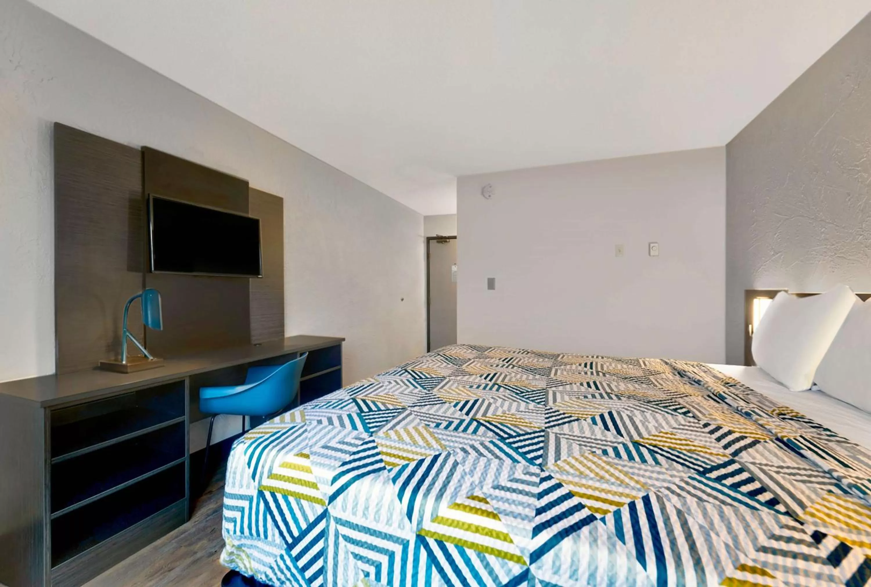 Bedroom, Bed in Motel 6-Oak Creek, WI