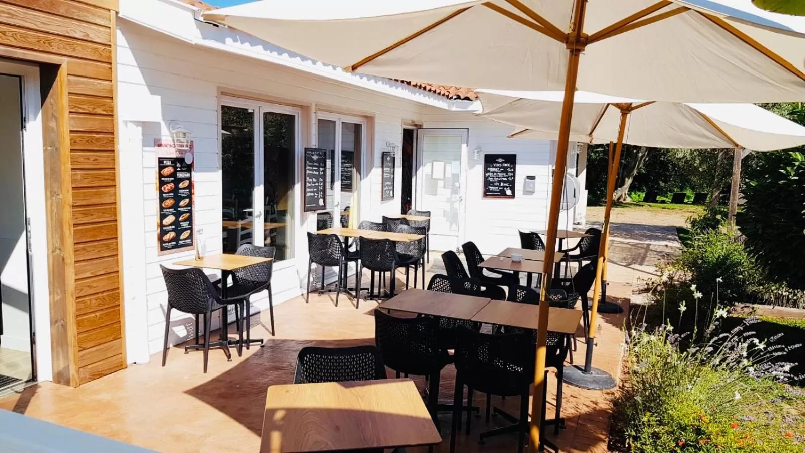 Patio in The Originals City, Hôtel Le Lodge, Ondres, Bayonne Nord
