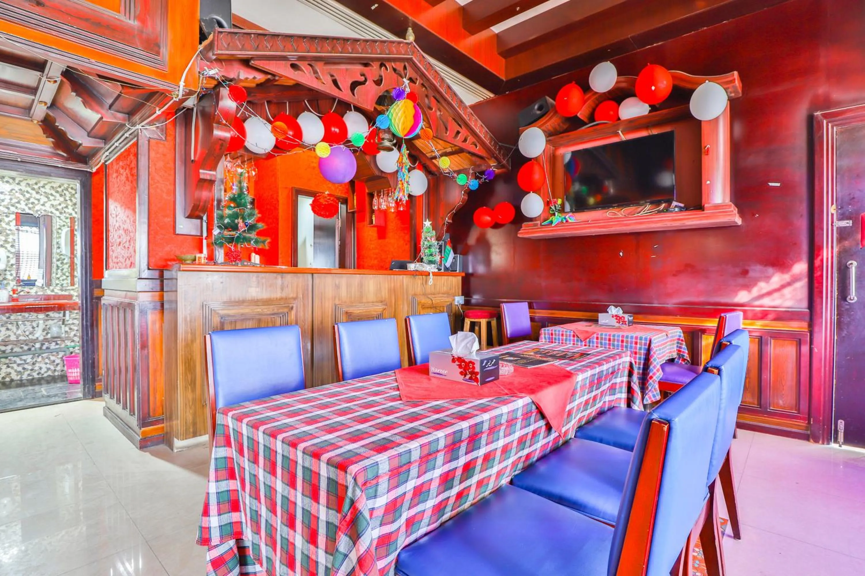 Restaurant/places to eat in Grand PJ Hotel