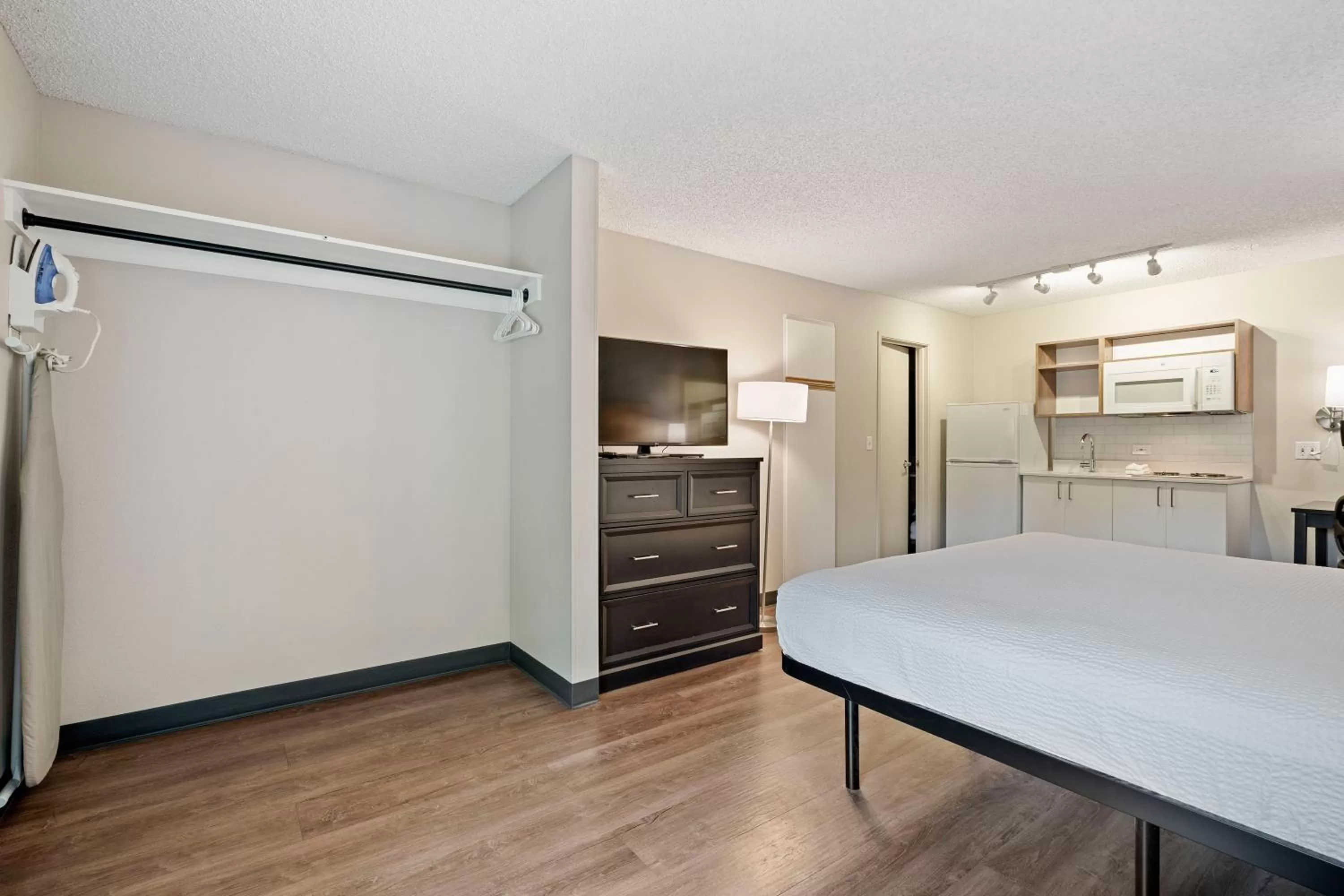 Bed in Extended Stay America Suites - Seattle - Redmond