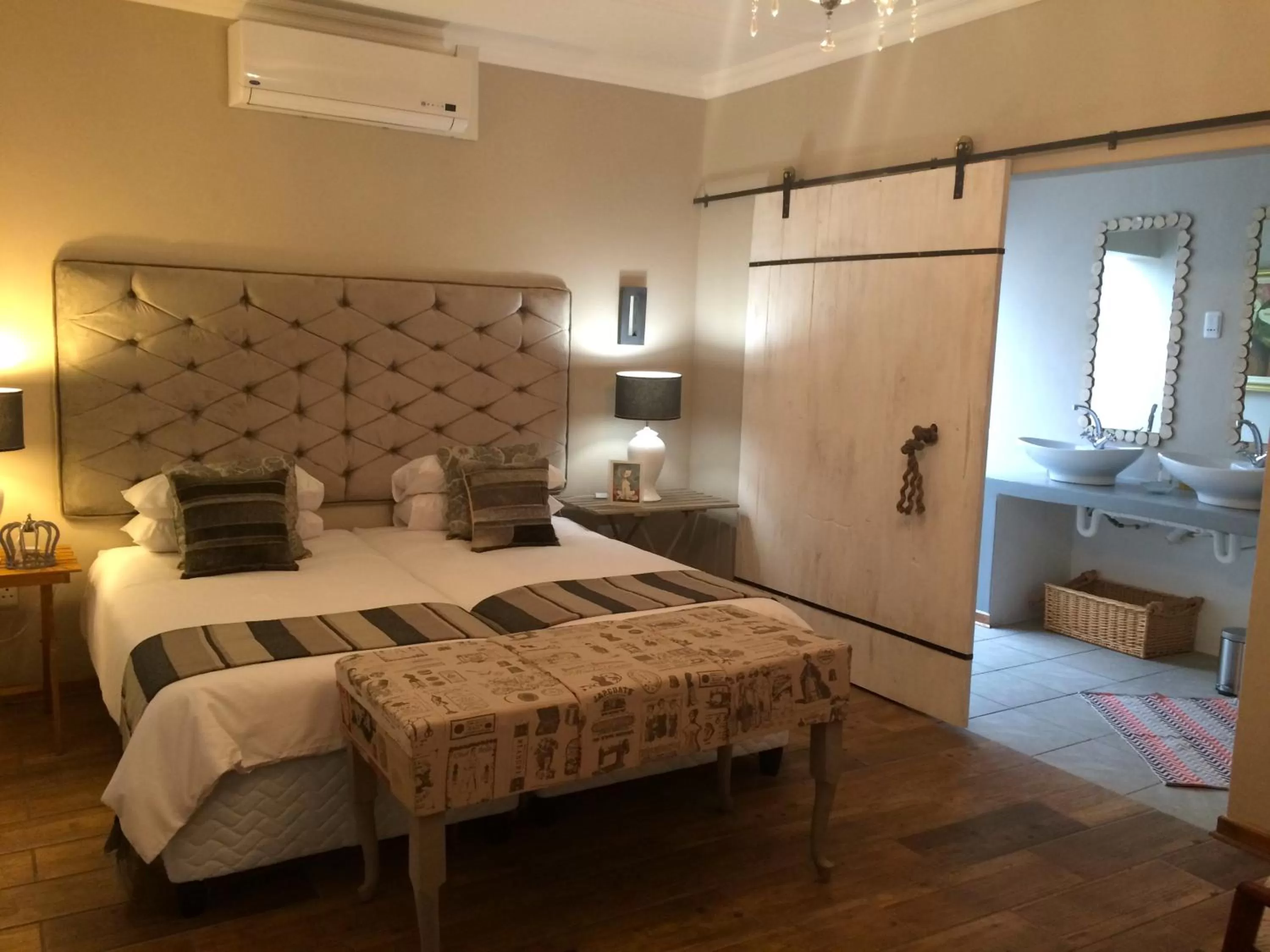 Photo of the whole room, Bed in Die Olyfhuis