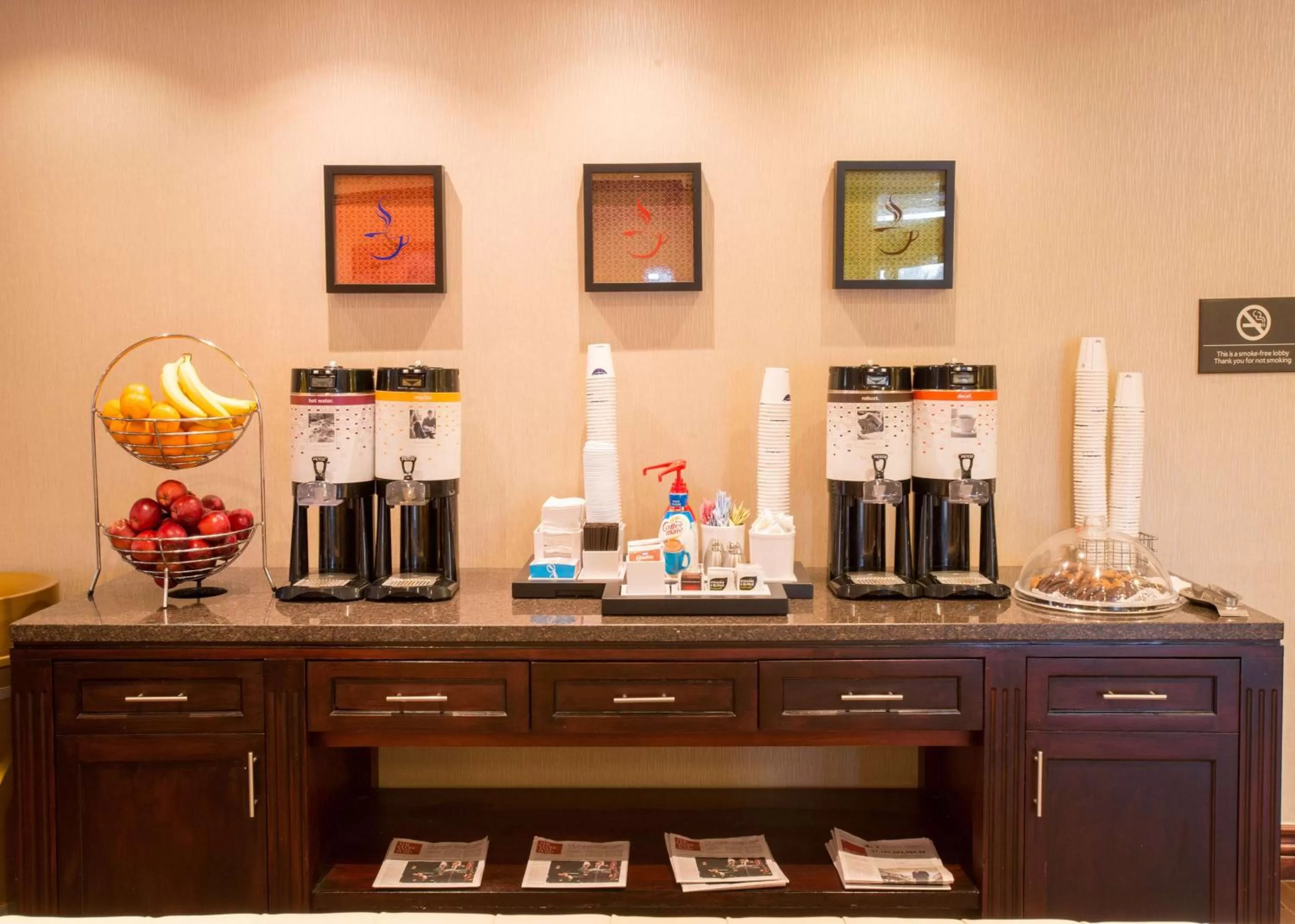 Dining area in Hampton Inn Toronto-Mississauga West