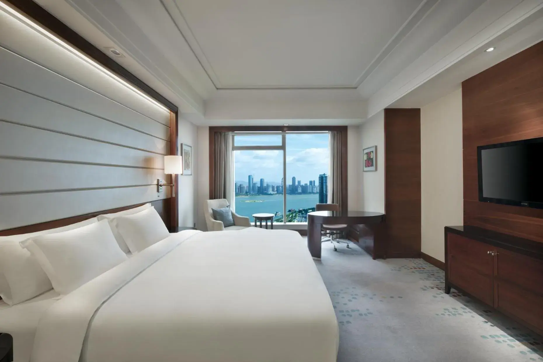 Standard King Room with River View in Crowne Plaza Nanchang Riverside by IHG Standard King Room with River View in Crowne Plaza Nanchang Riverside by IHG