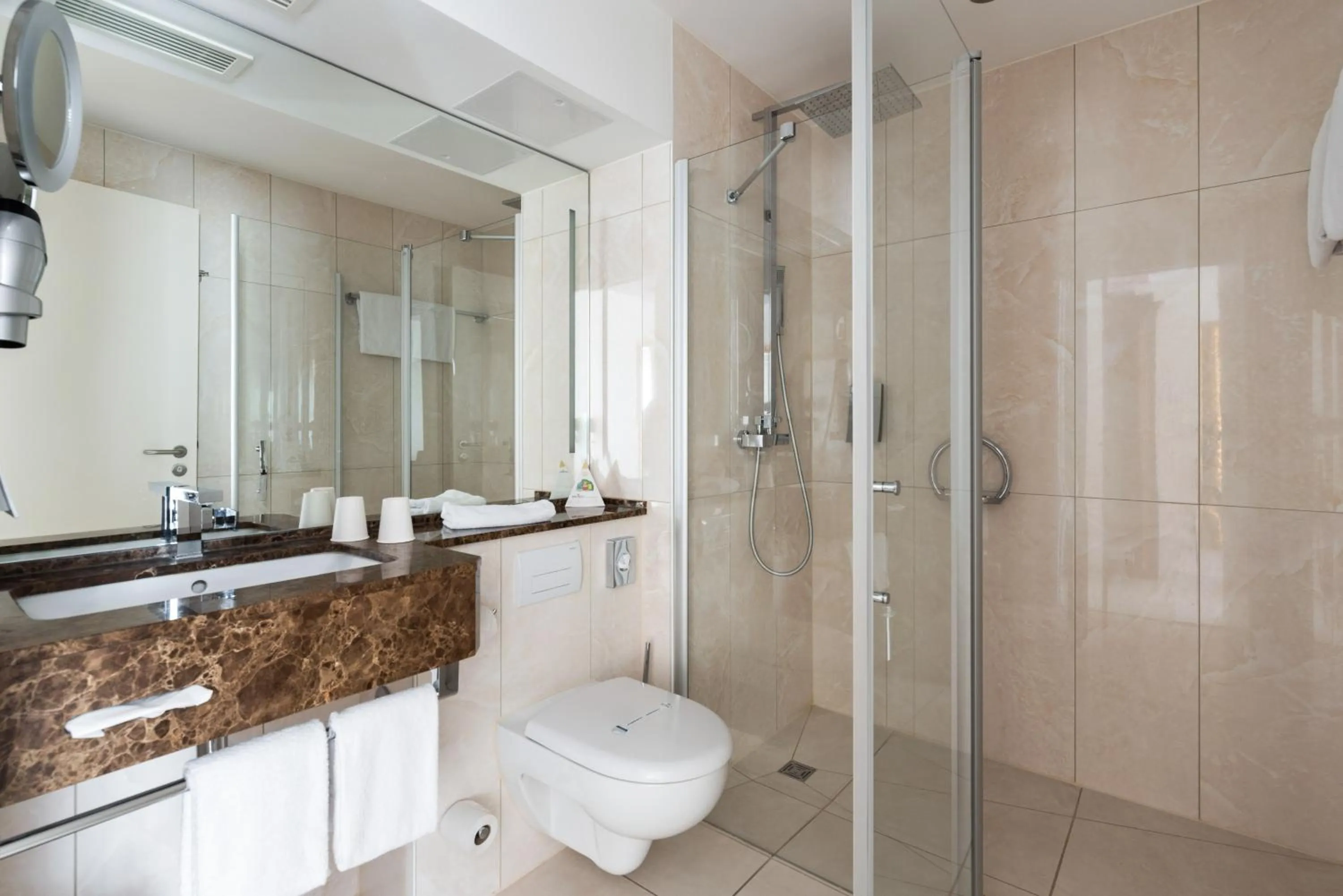 Toilet in AdvaStay by KING's