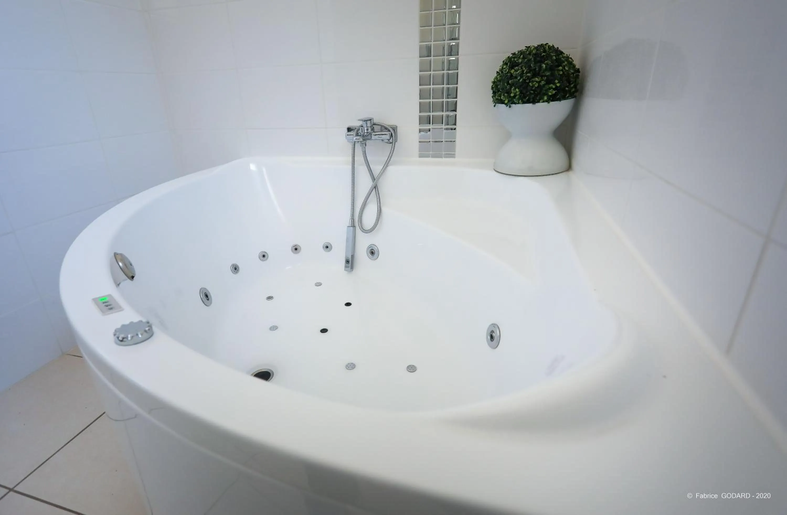 Bathroom in Logis Hôtel Restaurant du Parc