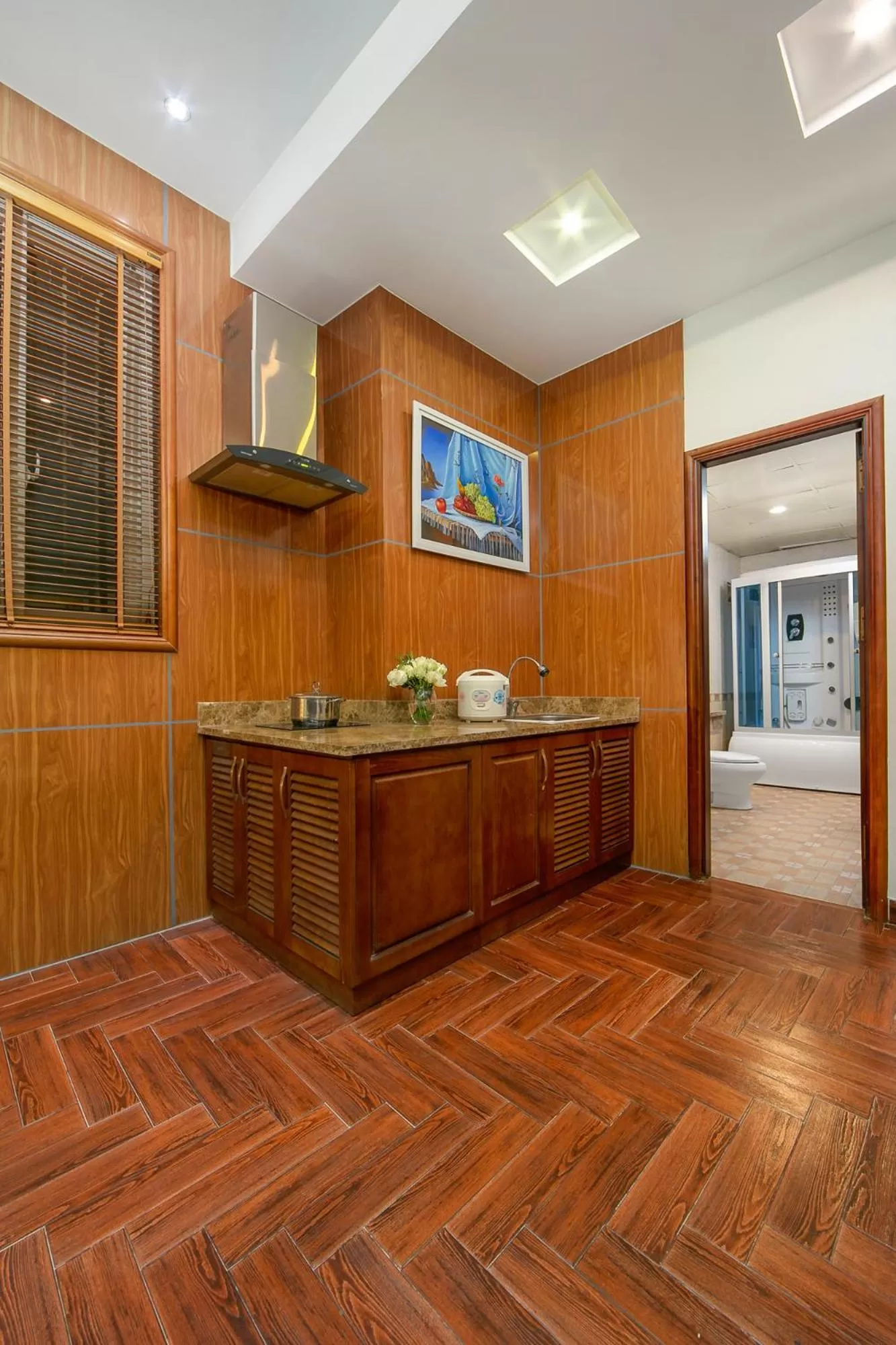 Kitchen or kitchenette, Lobby/Reception in Emerald Boutique Hotel