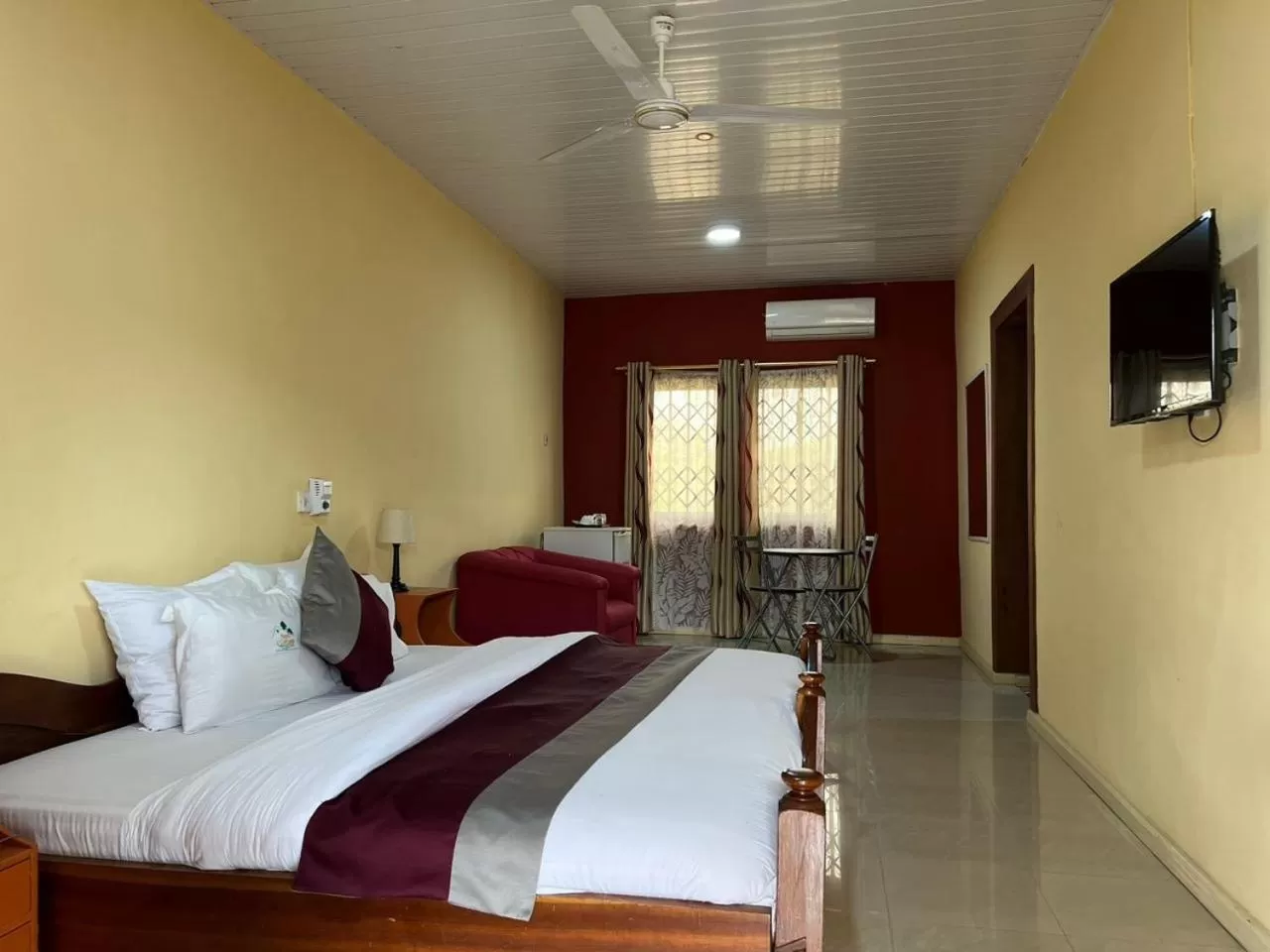 Photo of the whole room, Bed in Hans Cottage Botel