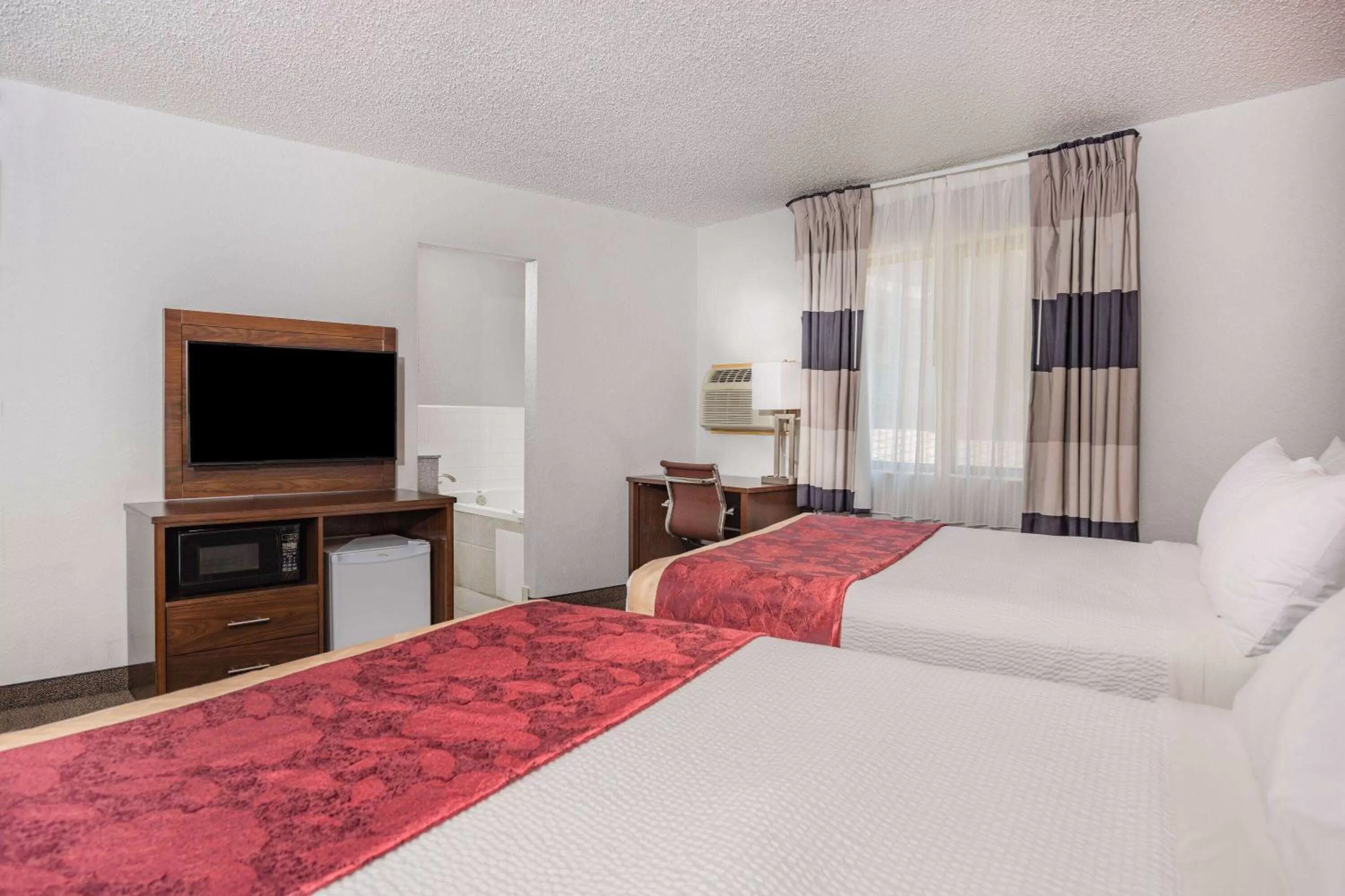 Hot Tub, Bed in Ramada by Wyndham Keystone Near Mt Rushmore