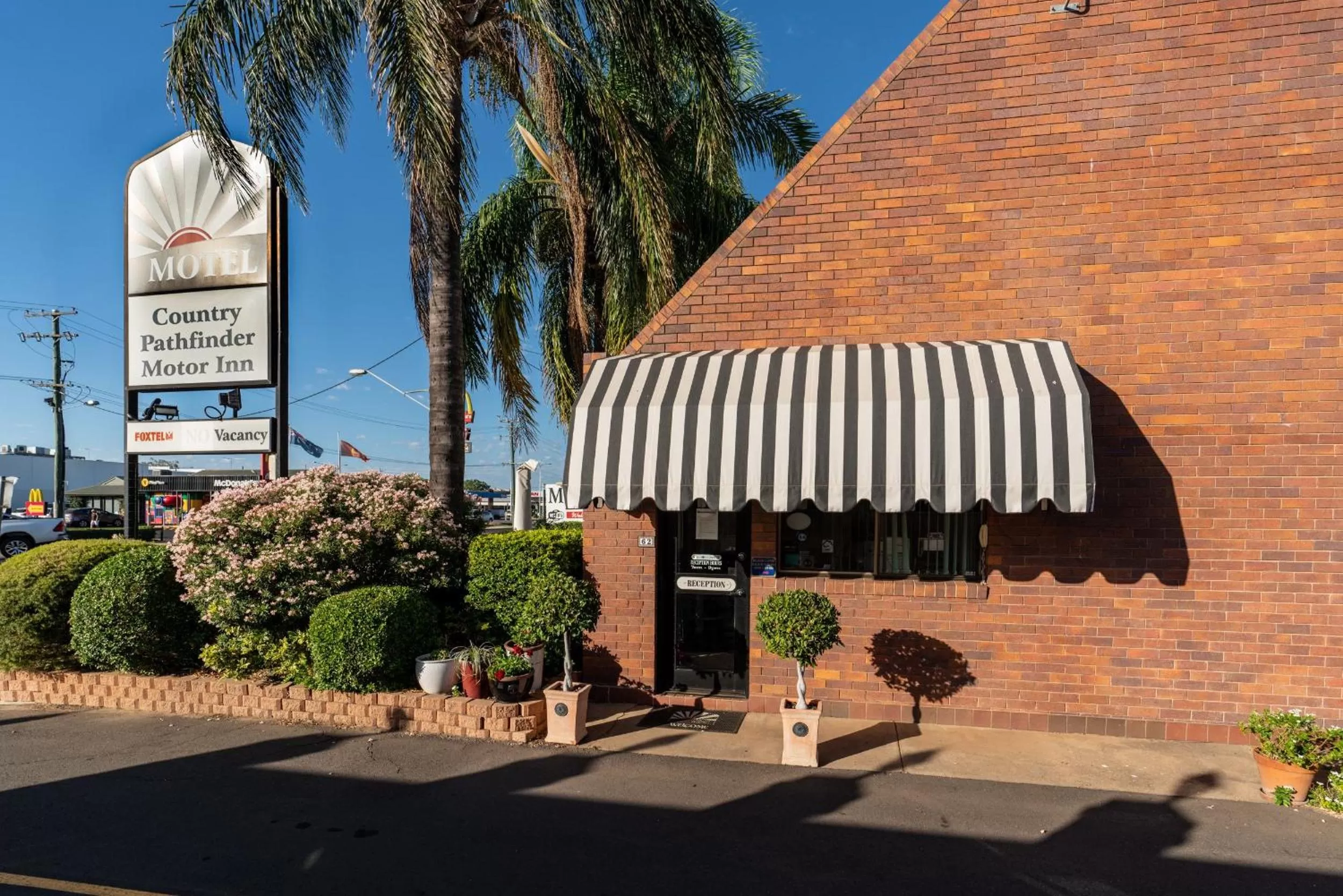 Property building in Country Pathfinder Motor Inn