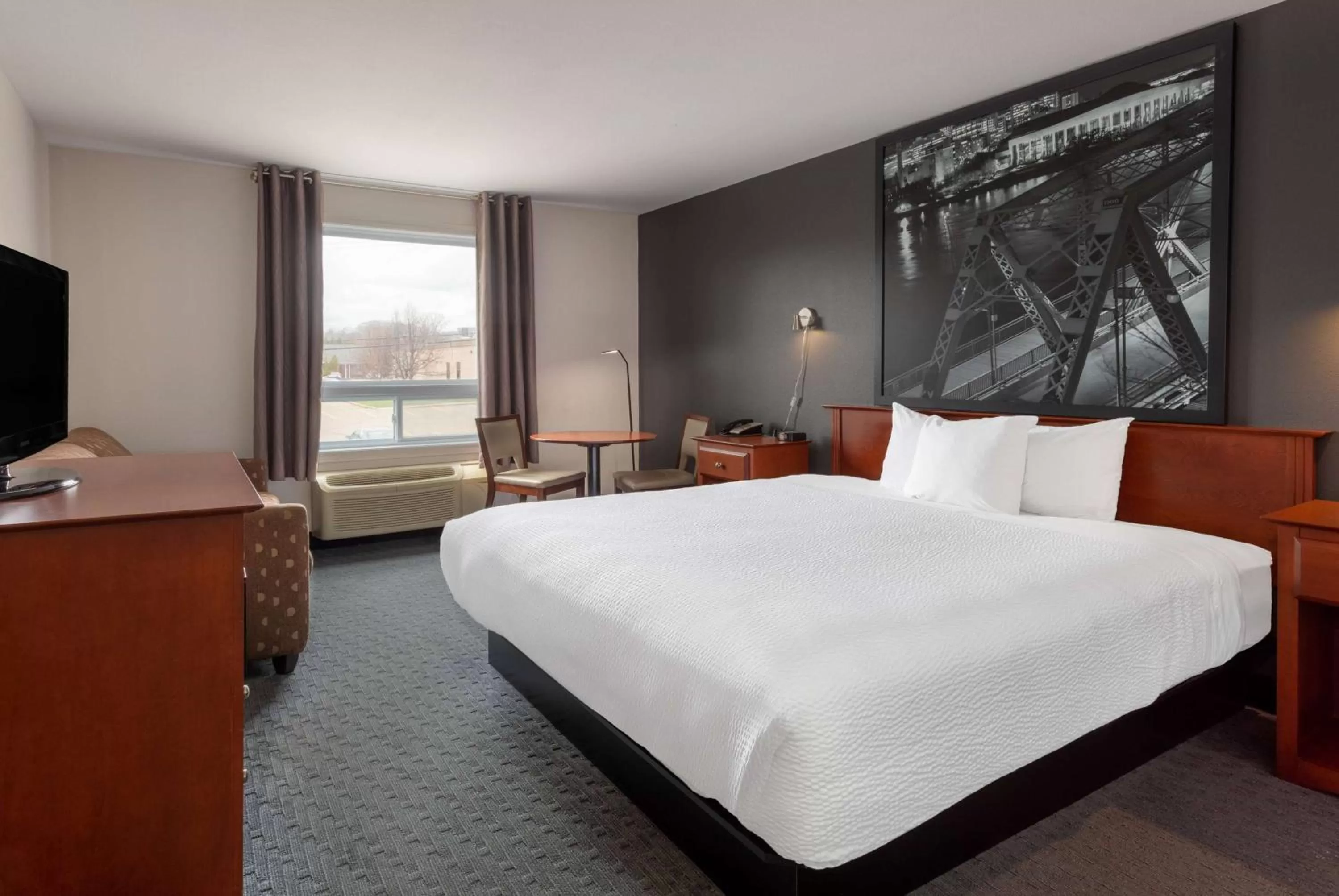 Photo of the whole room, Bed in Super 8 by Wyndham Trois-Rivieres