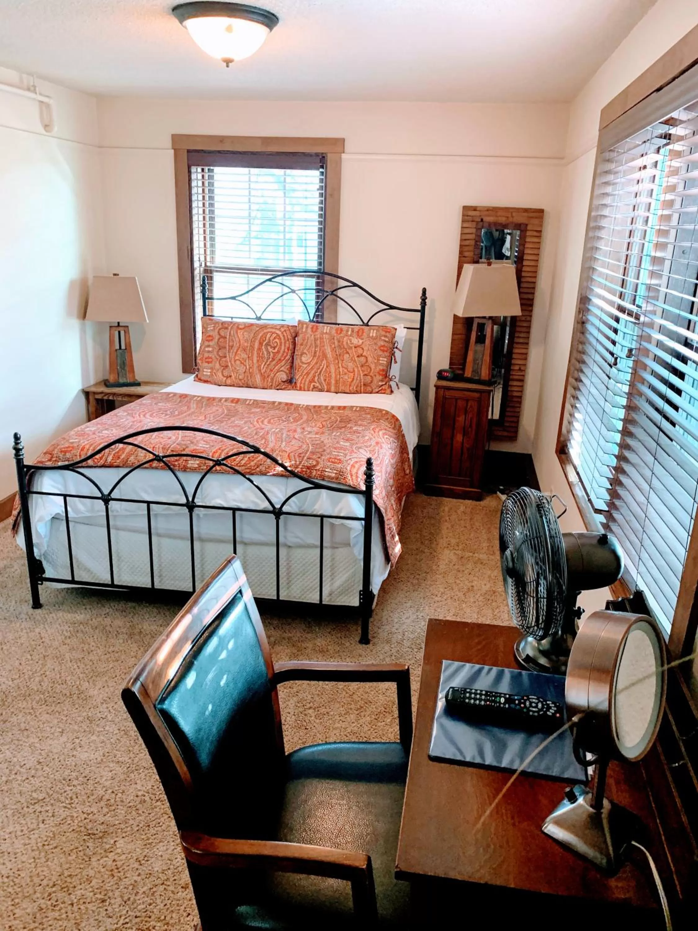 Bed in Iowa House Historic Inn