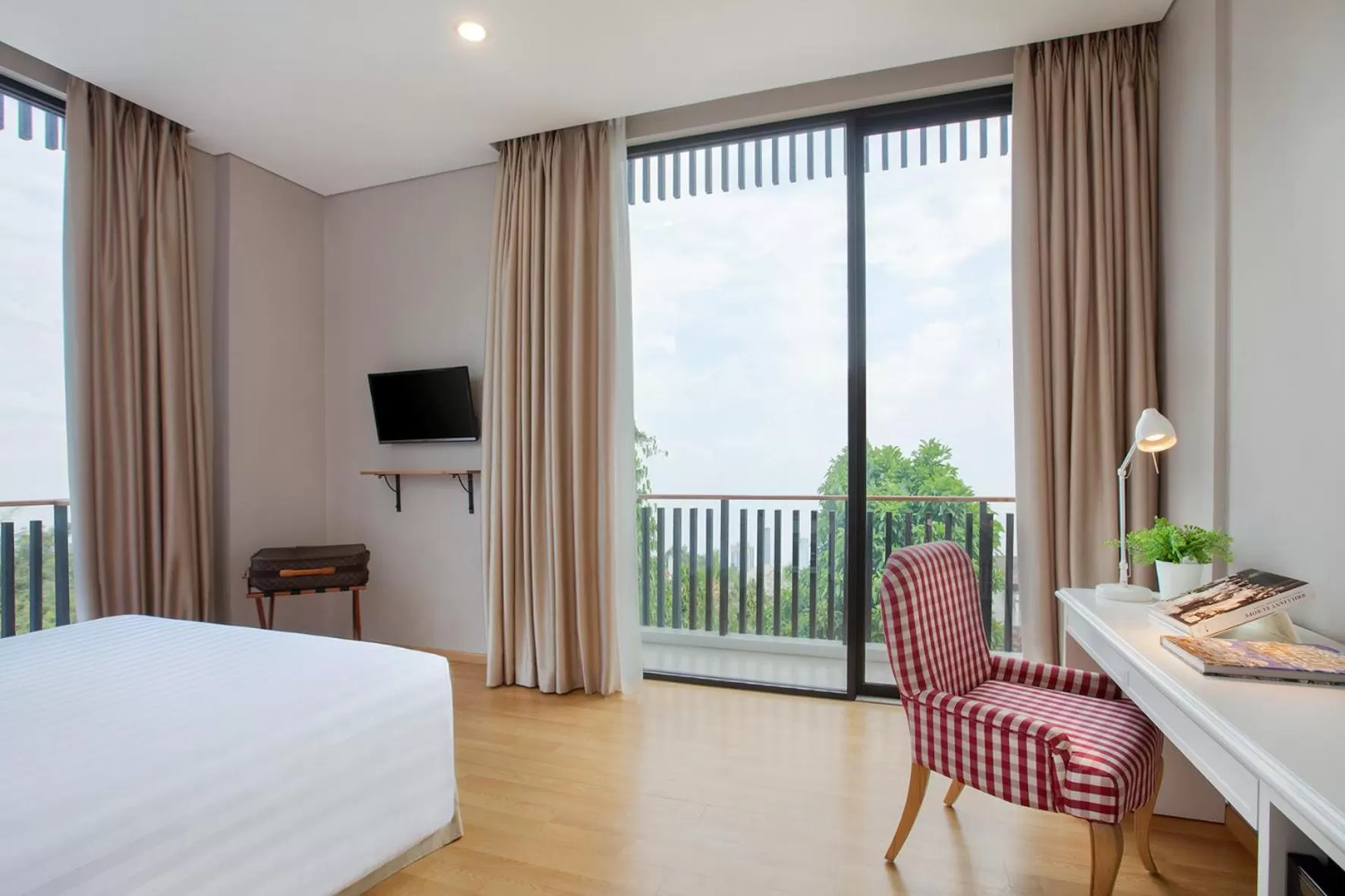 Balcony/Terrace, Bed in White Tree Residence