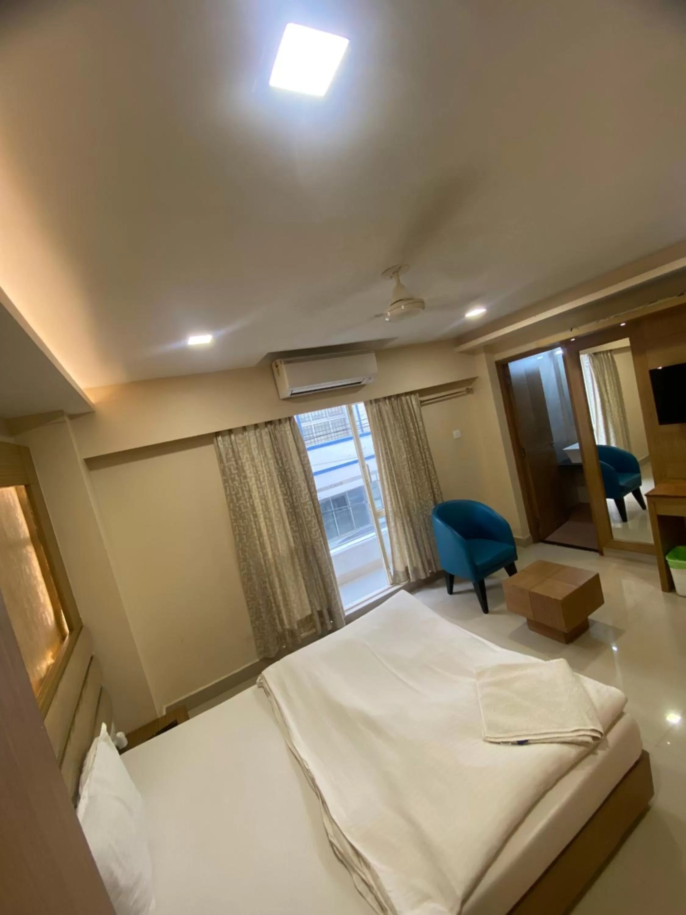 Bedroom, Bed in Greens Suite - Business Class Hotel - Opposite Ripon Building