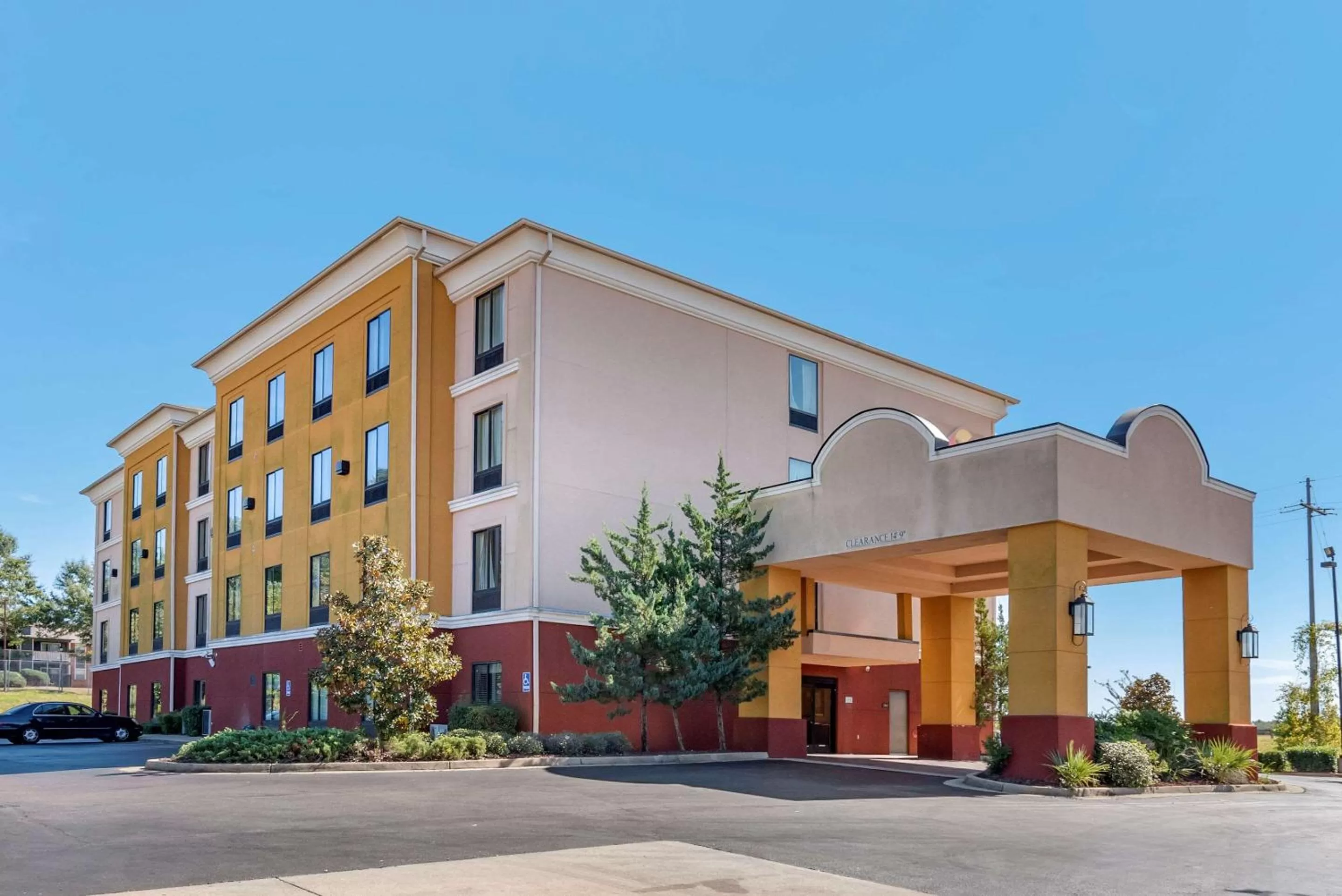 Property building in Comfort Inn & Suites Clinton - Jackson West