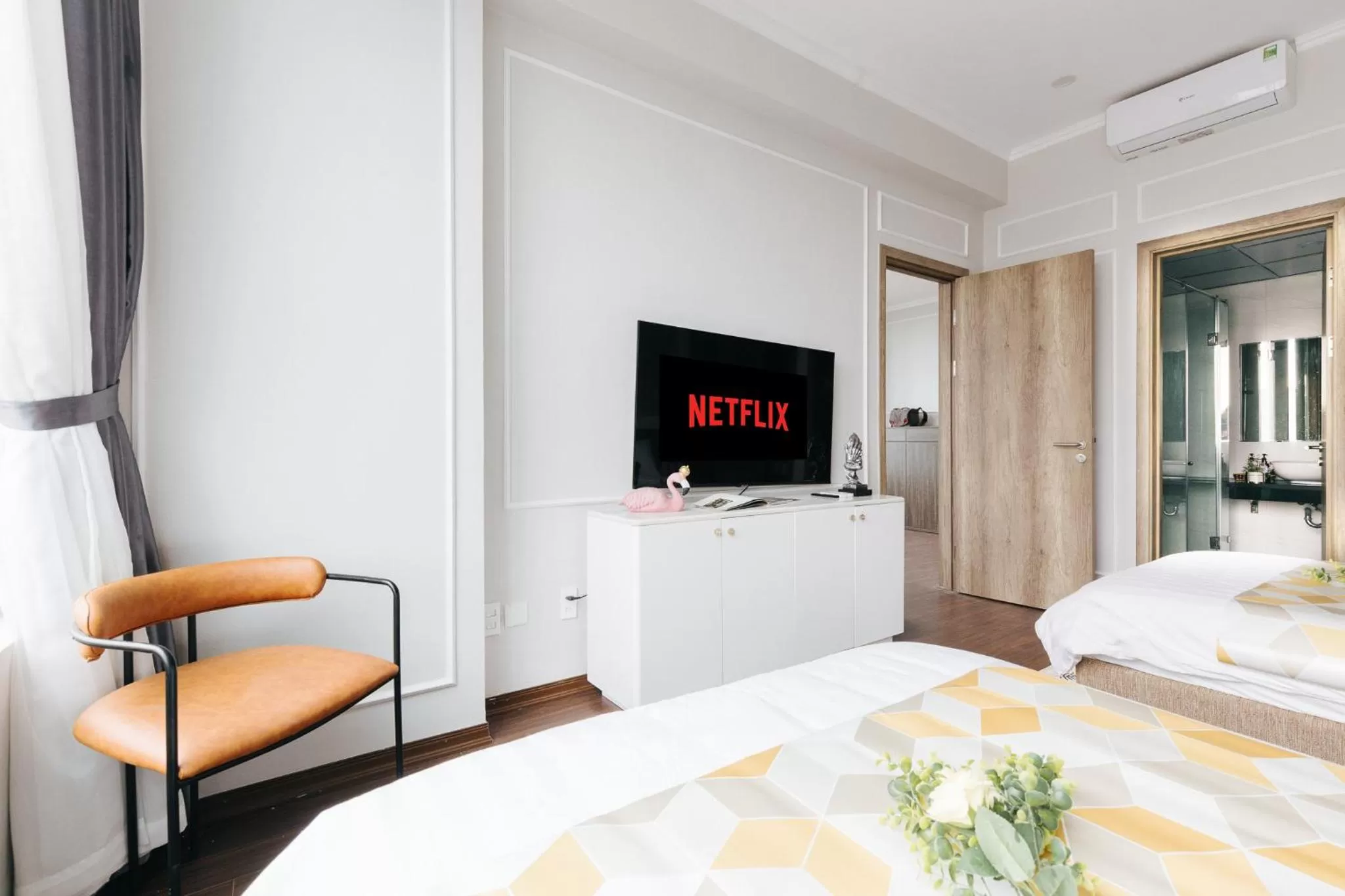 Bed, TV/Entertainment Center in Ivy Hotel & Apartment