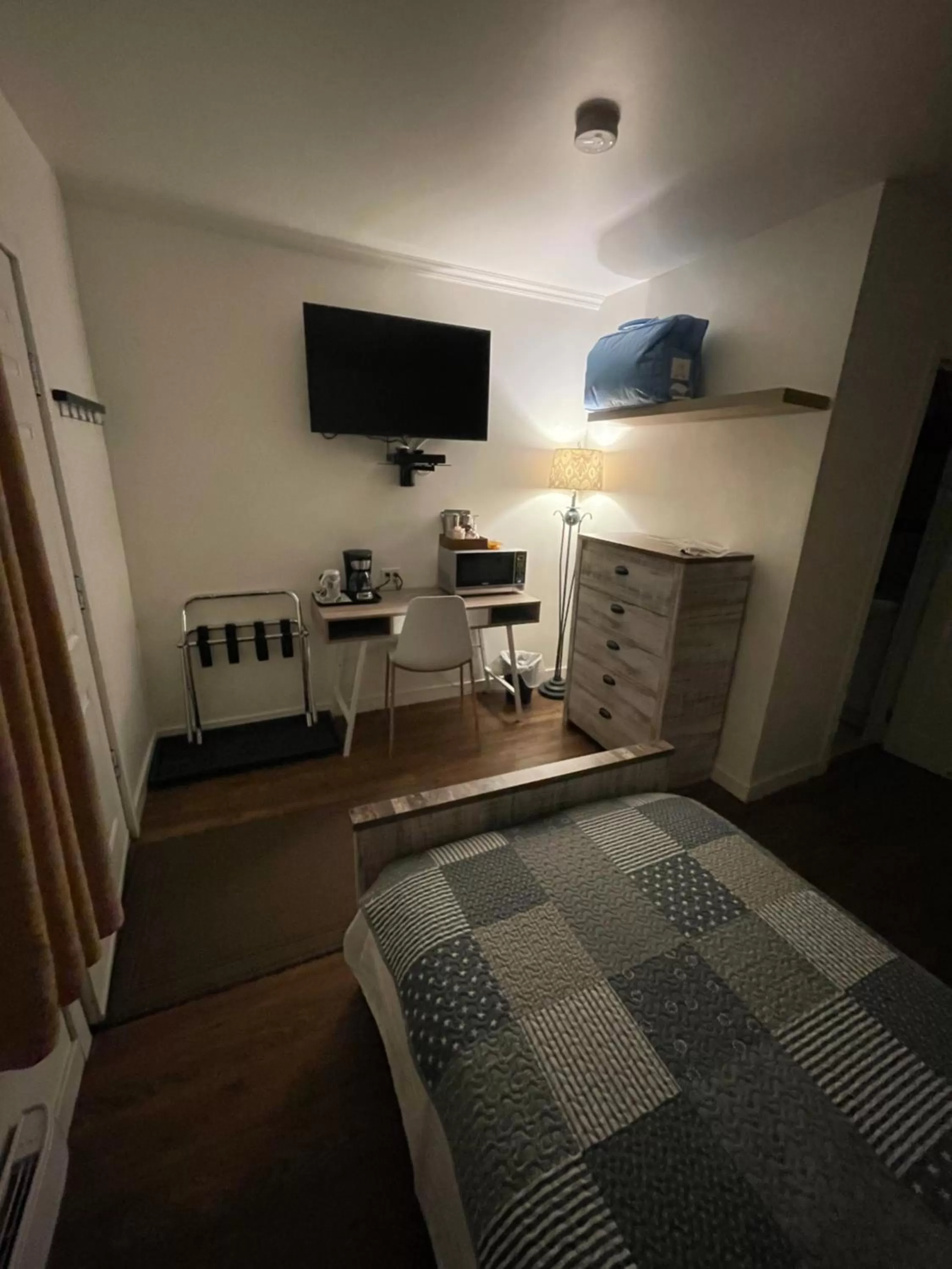 Living room, Bed in Sunset Motel