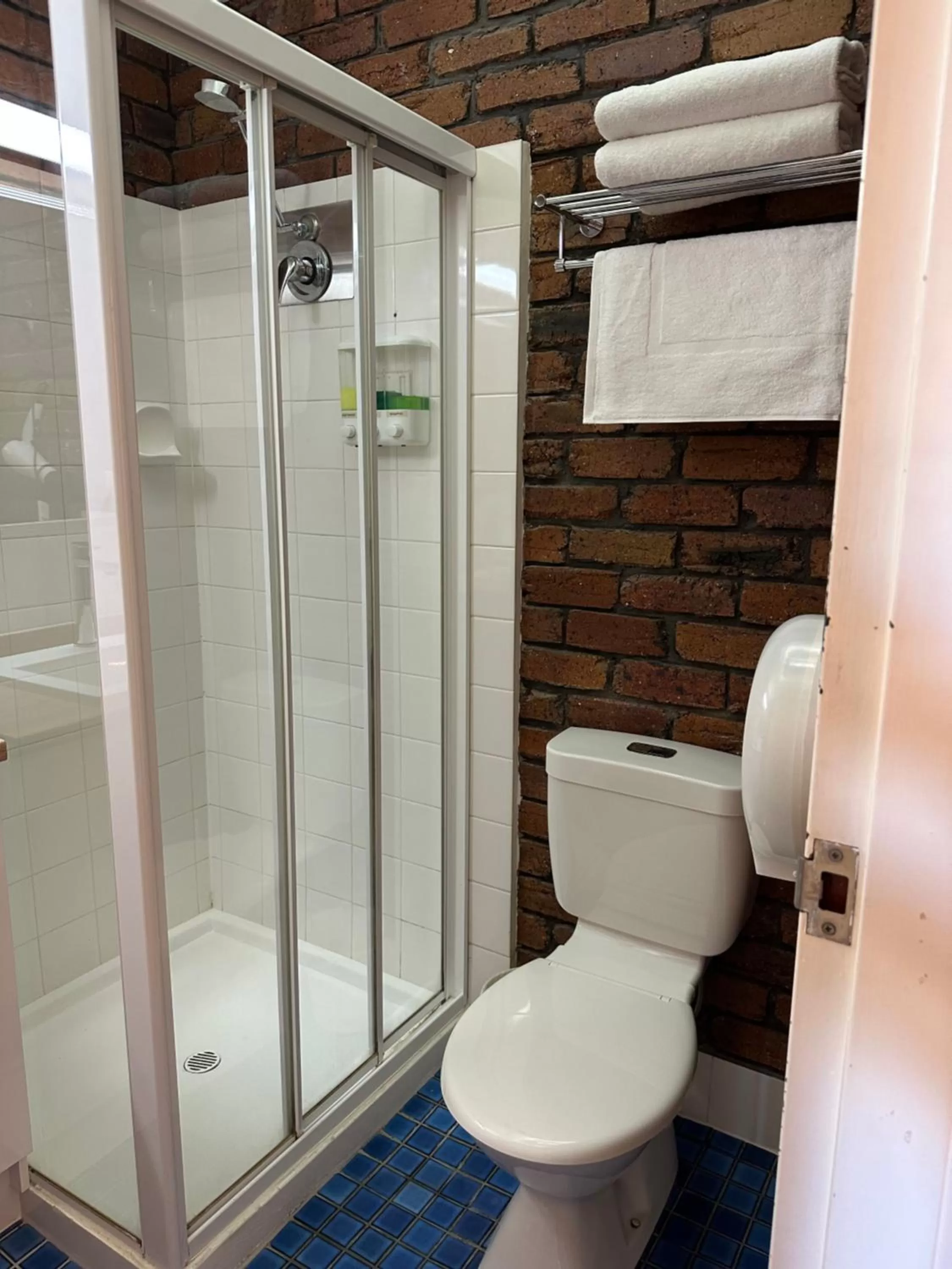 Shower in Logan City Motor Inn