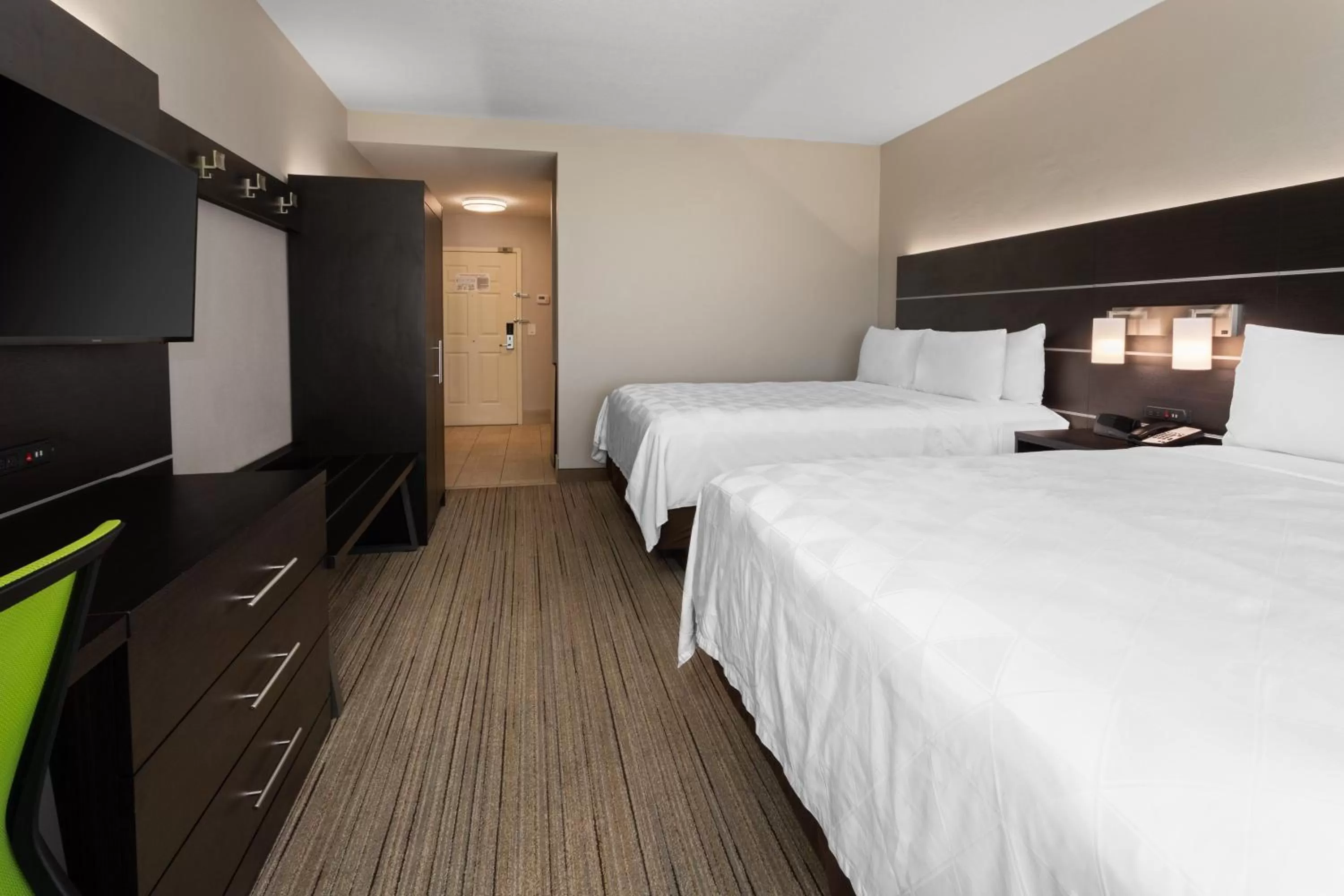 Photo of the whole room, Bed in Holiday Inn Express & Suites Lake Placid by IHG