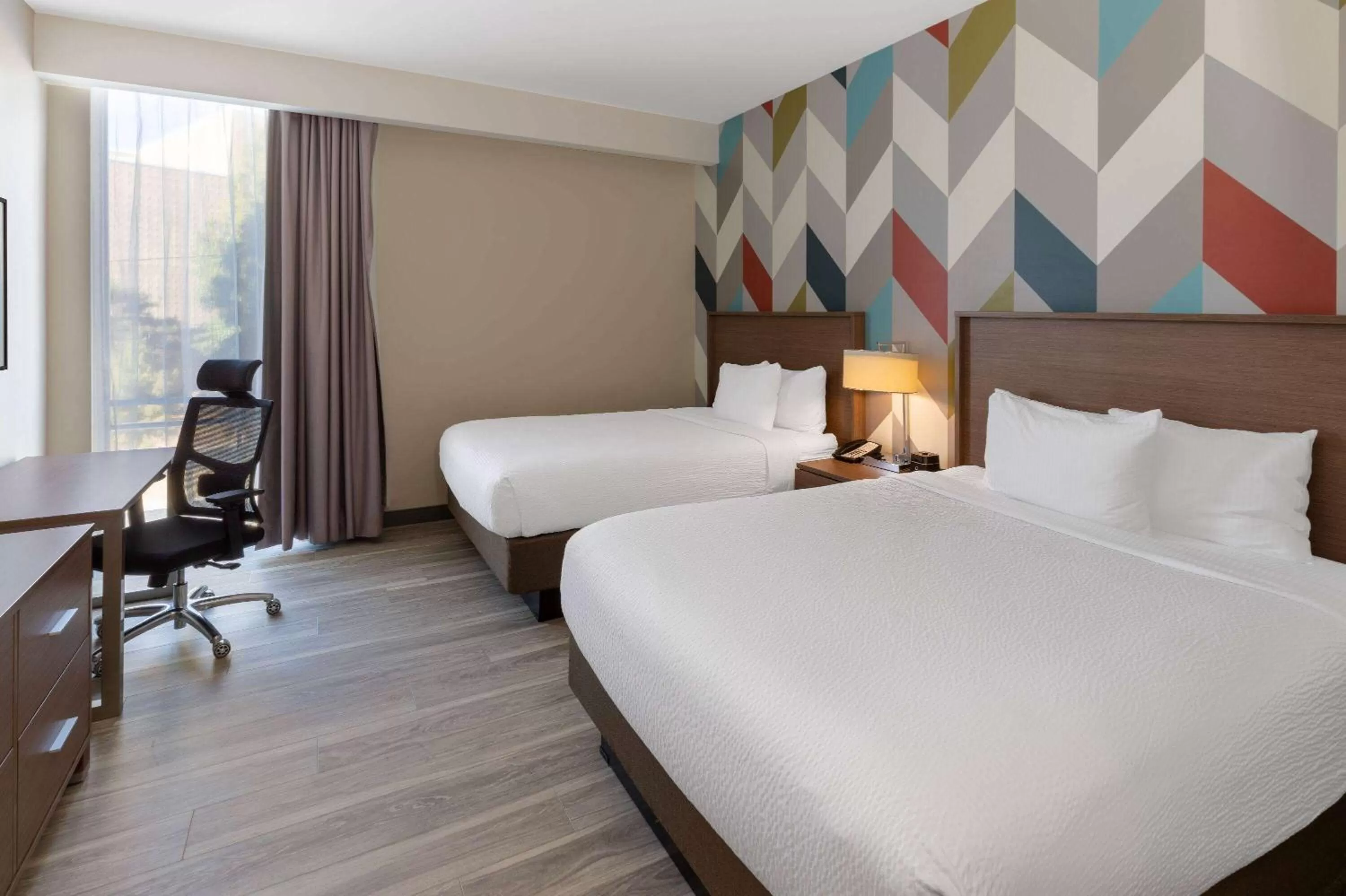 Photo of the whole room, Bed in La Quinta Inn & Suites by Wyndham Tulsa Downtown - Route 66